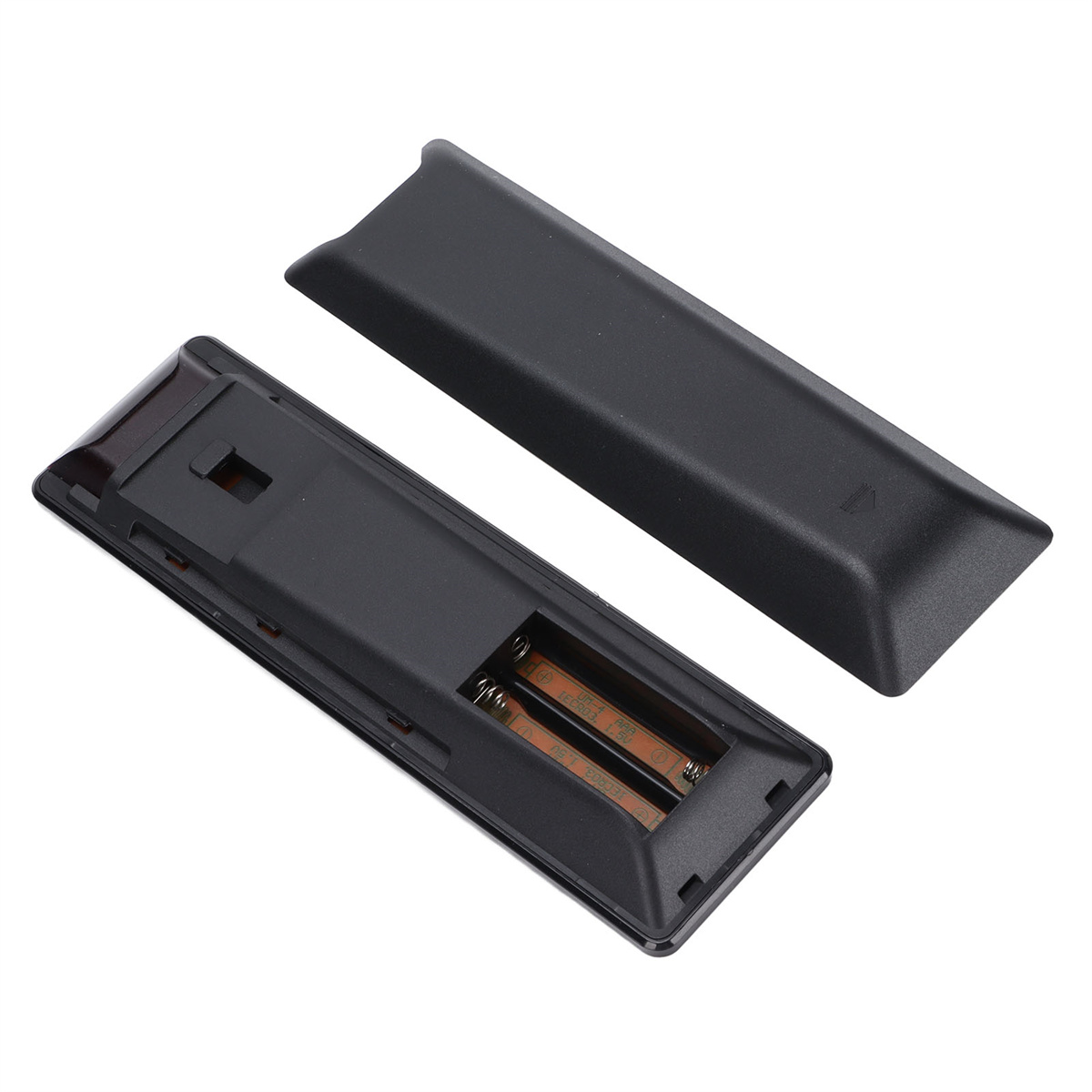 Schwarze Fernbedienung mit geöffnetem Batteriefach, das die Batterien zeigt.