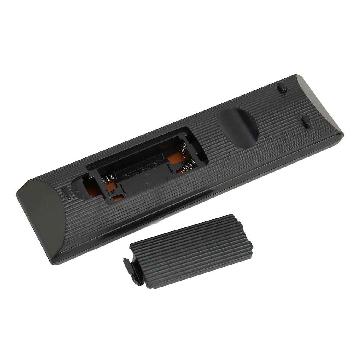 Schwarze TV-Fernbedienung mit offenem Batteriefach. Die Abdeckung ist entfernt.