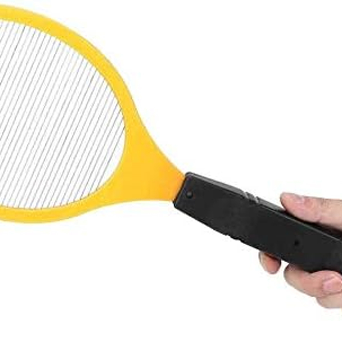 Ein gelber und schwarzer elektrischer Fliegenfänger wird von einer Hand gehalten, auf weißem Hintergrund.