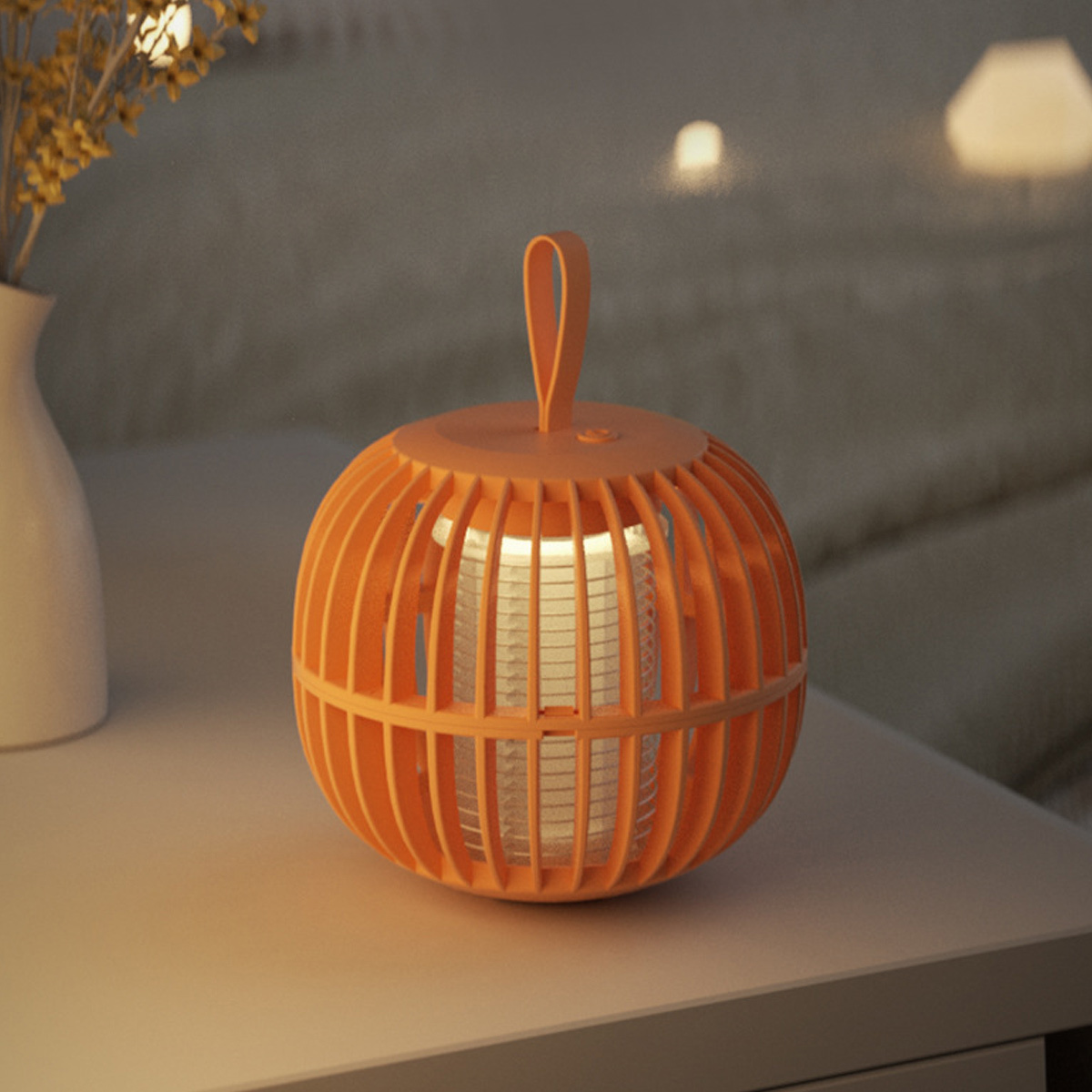 Eine orangefarbene, kugelförmige Laterne mit Griff steht auf einem Tisch, mit sanfter Beleuchtung im Hintergrund.