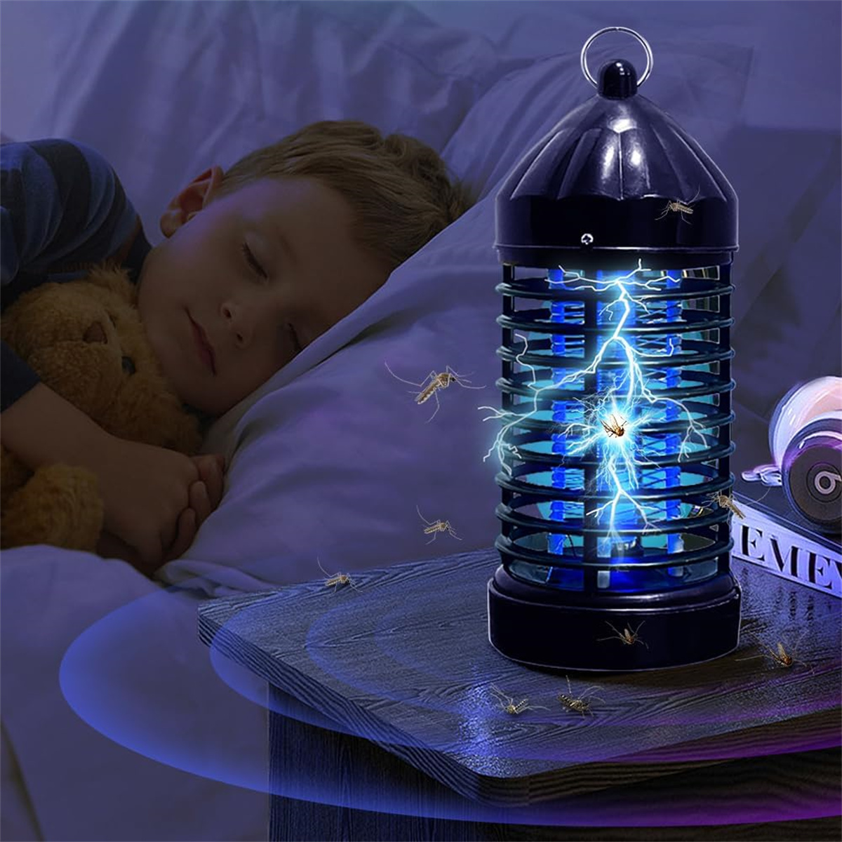 Ein Junge schläft neben einem Moskitoschreck, umgeben von toten Insekten. Blaues Licht wird von dem Gerät emittiert.