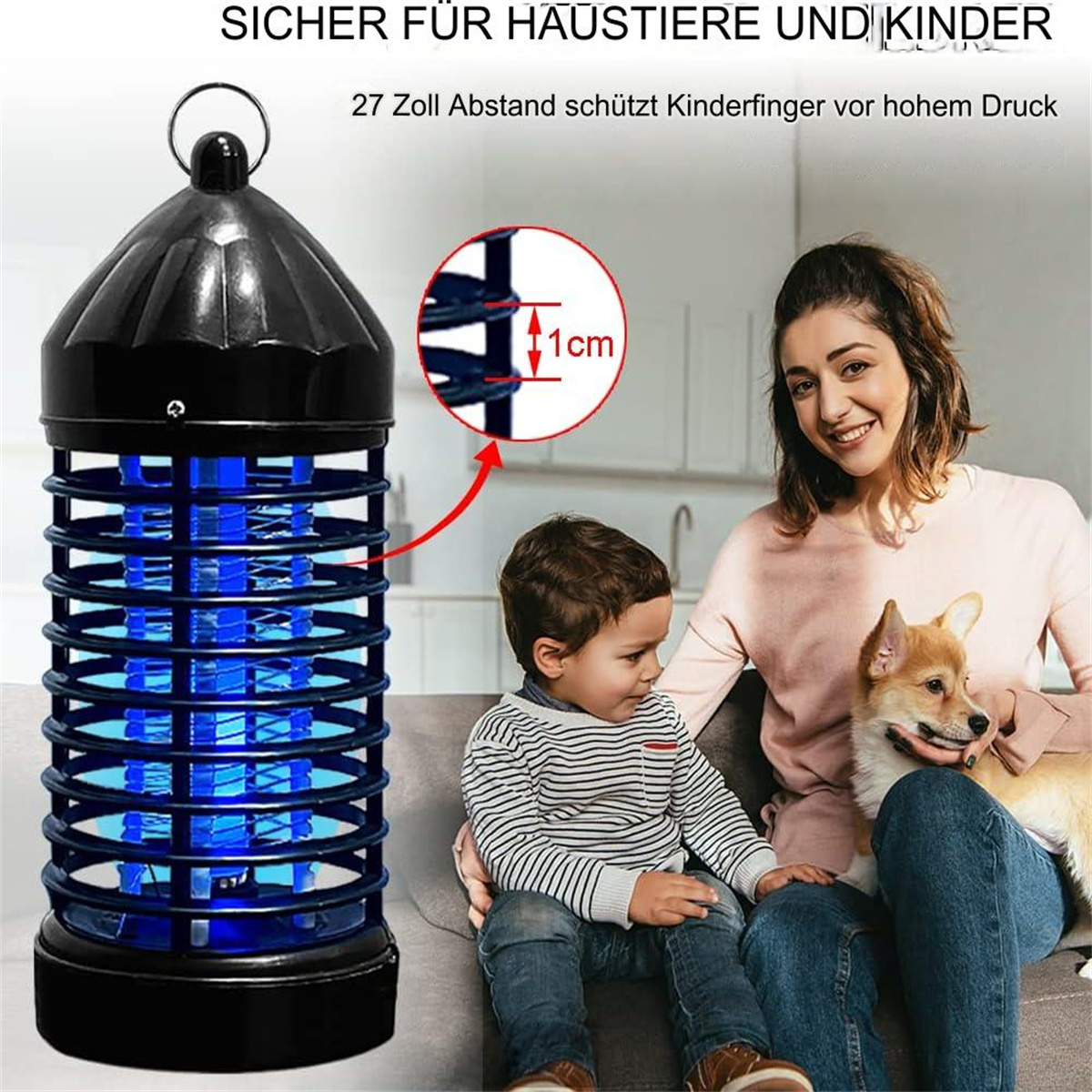 Insektenvernichter, Frau, Kind und Hund. Sicherheitsinfo. Schwarzer Zapper mit blauem Licht, Familie auf Couch.