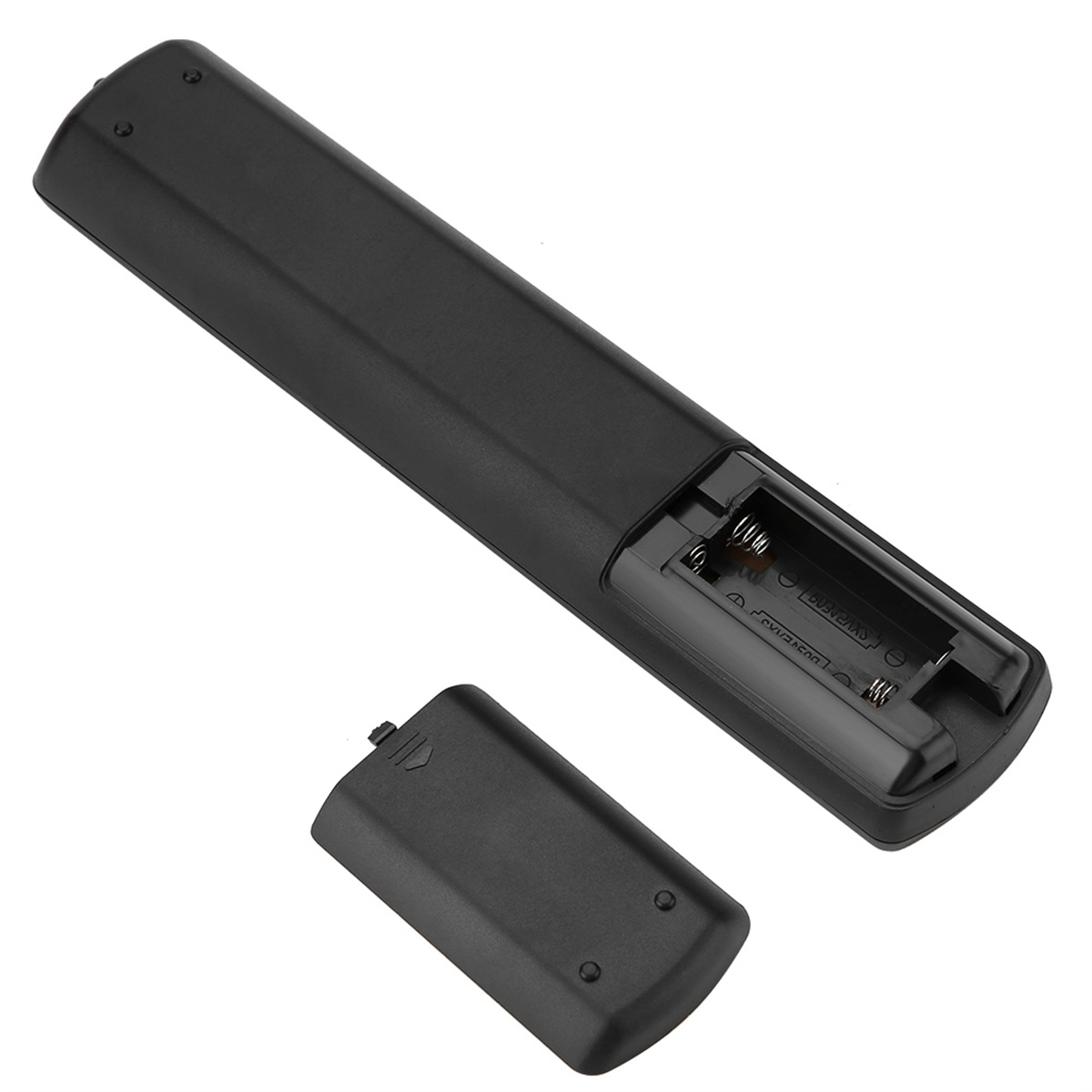 Schwarze Fernbedienung mit offenem Batteriefach. Batterien sind drin. Die Abdeckung ist daneben.
