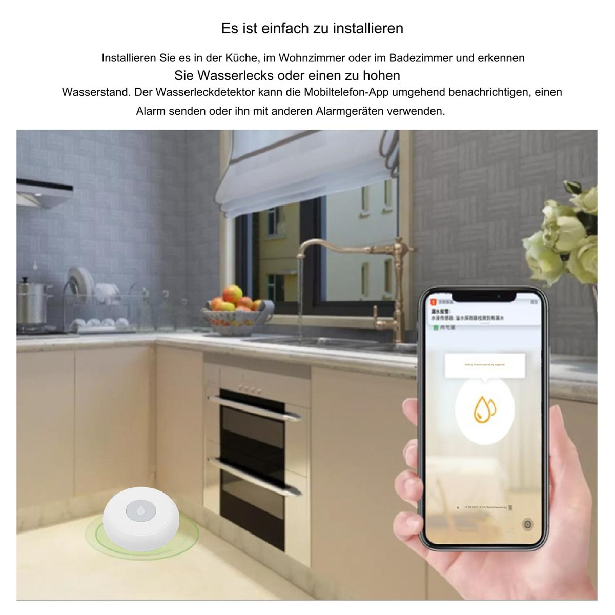 Eine Hand, die ein Smartphone mit einem Wasserleckdetektor hält, und eine Küche im Hintergrund.