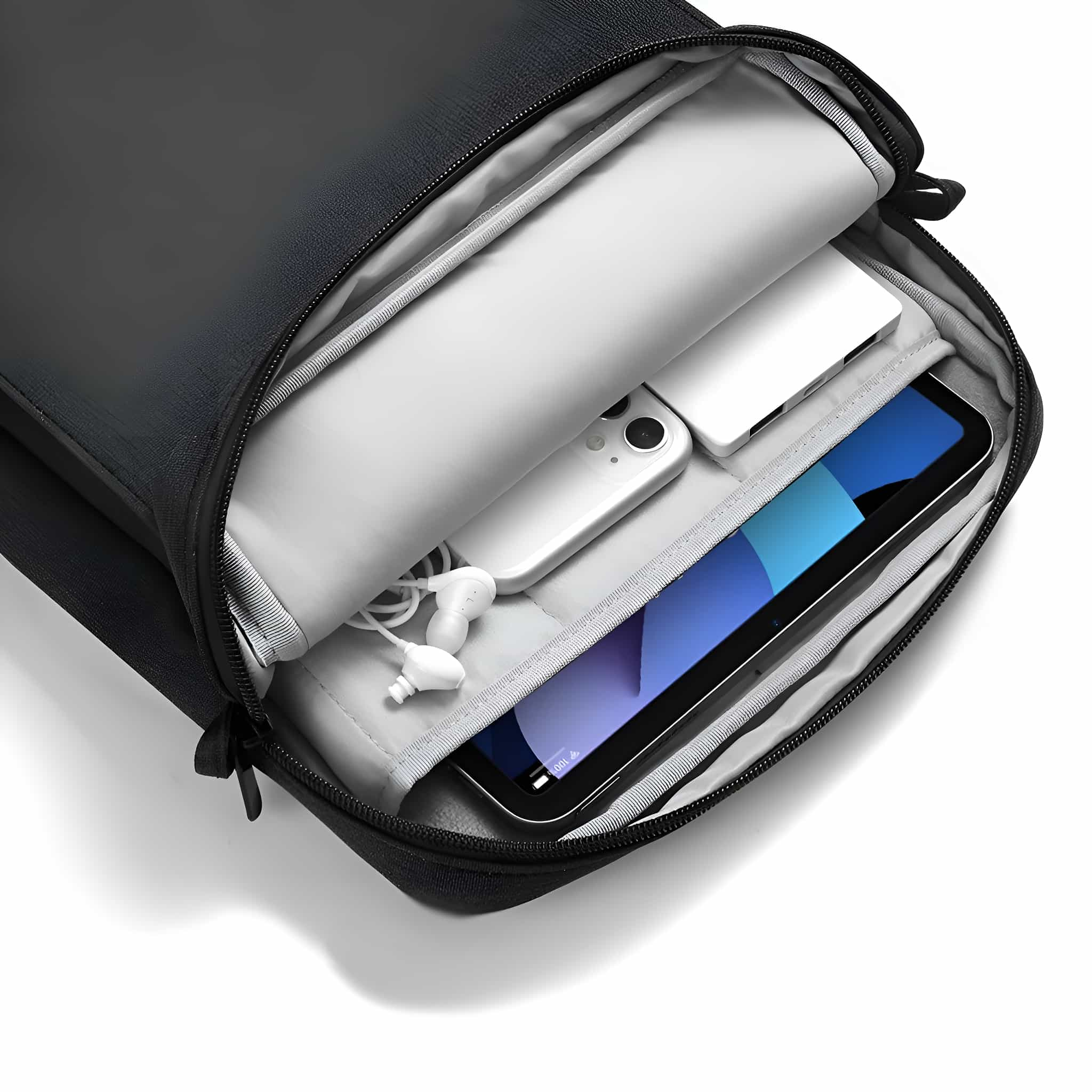 Schwarzer Rucksack offen mit Tablet, Telefon, Ohrhörern und anderen Gegenständen. Grauer Innenraum. Weißer Hintergrund.