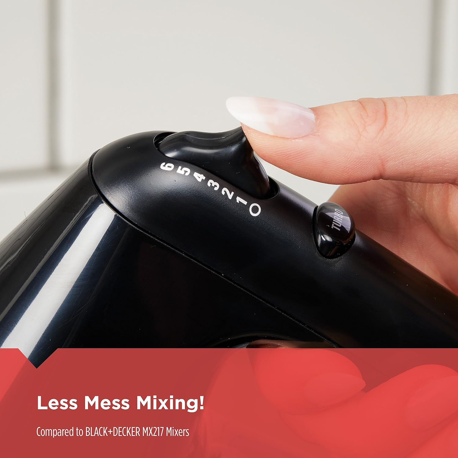 Hand benutzt Handmixer, zeigt Geschwindigkeitsregler und den Text 'Less Mess Mixing!'.
