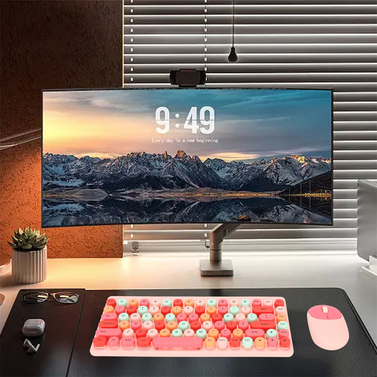 Schreibtisch-Setup mit rosa Tastatur und Maus. Großer Monitor, der eine Landschaft anzeigt.