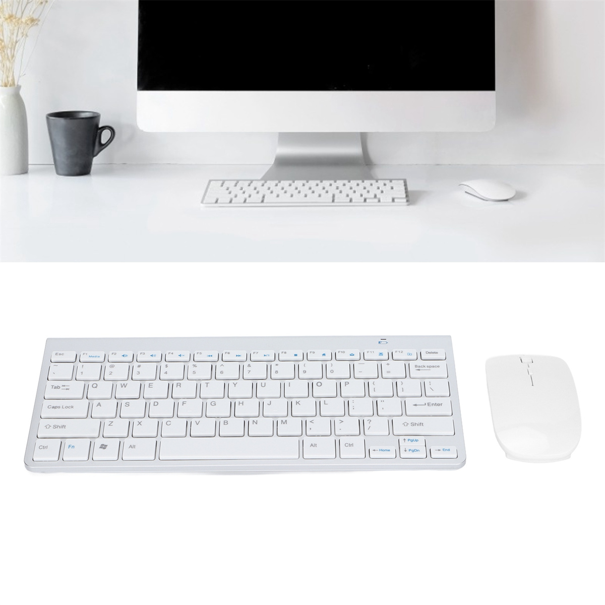 Weiße Tastatur, Maus und Monitor auf einem weißen Schreibtisch. Minimalistisches Büro-Setup.