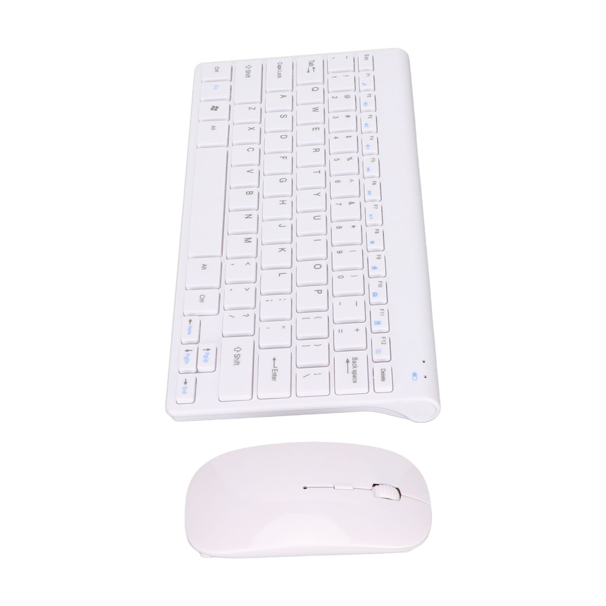 Ein weißes Tastatur- und Maus-Set auf weißem Hintergrund. Die Tastatur hat ein Standardlayout.