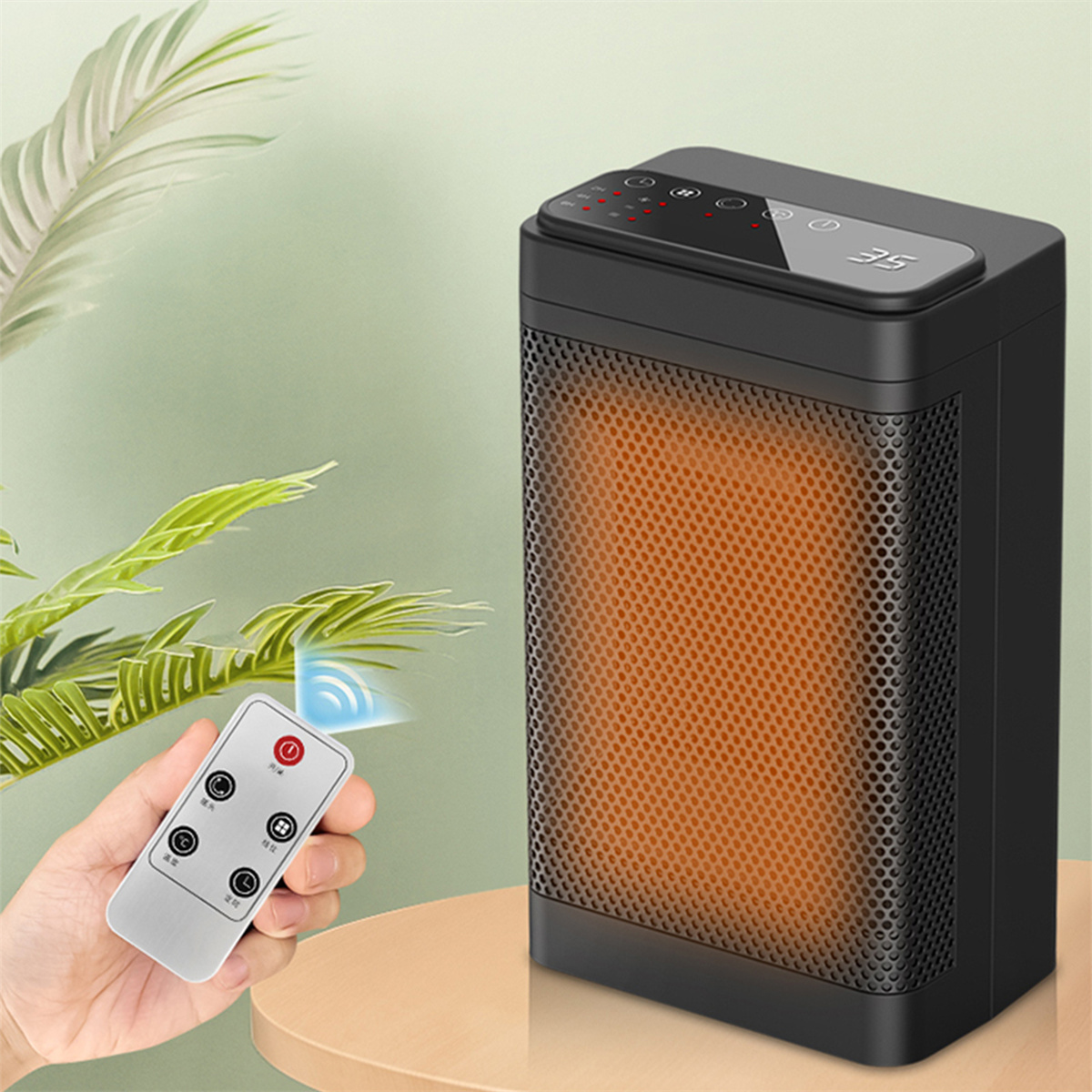 Schwarzer Heizlüfter mit Digitalanzeige. Hand hält eine Fernbedienung. Warmer Schein.