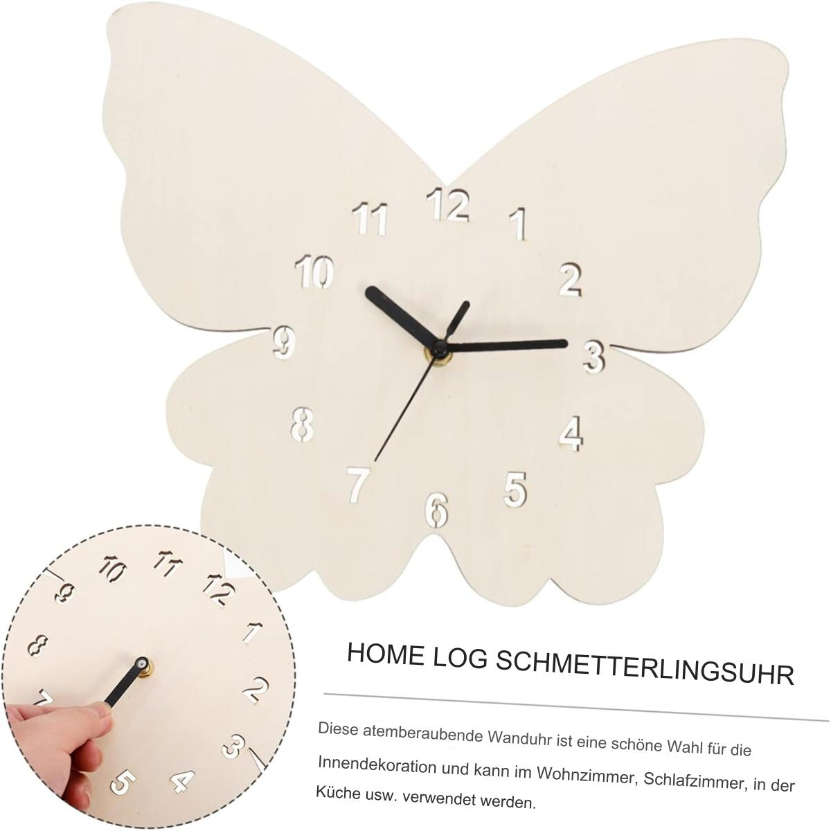 Eine weiße, schmetterlingsförmige Uhr hängt an der Wand. Die Uhr hat schwarze Zeiger und klare Zahlen.