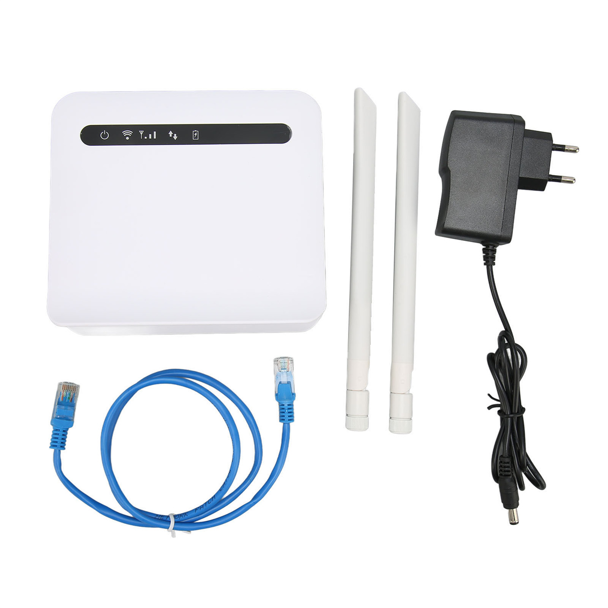Weißer Router mit Antennen, ein blaues Kabel und ein Adapter, alles auf weißem Grund.