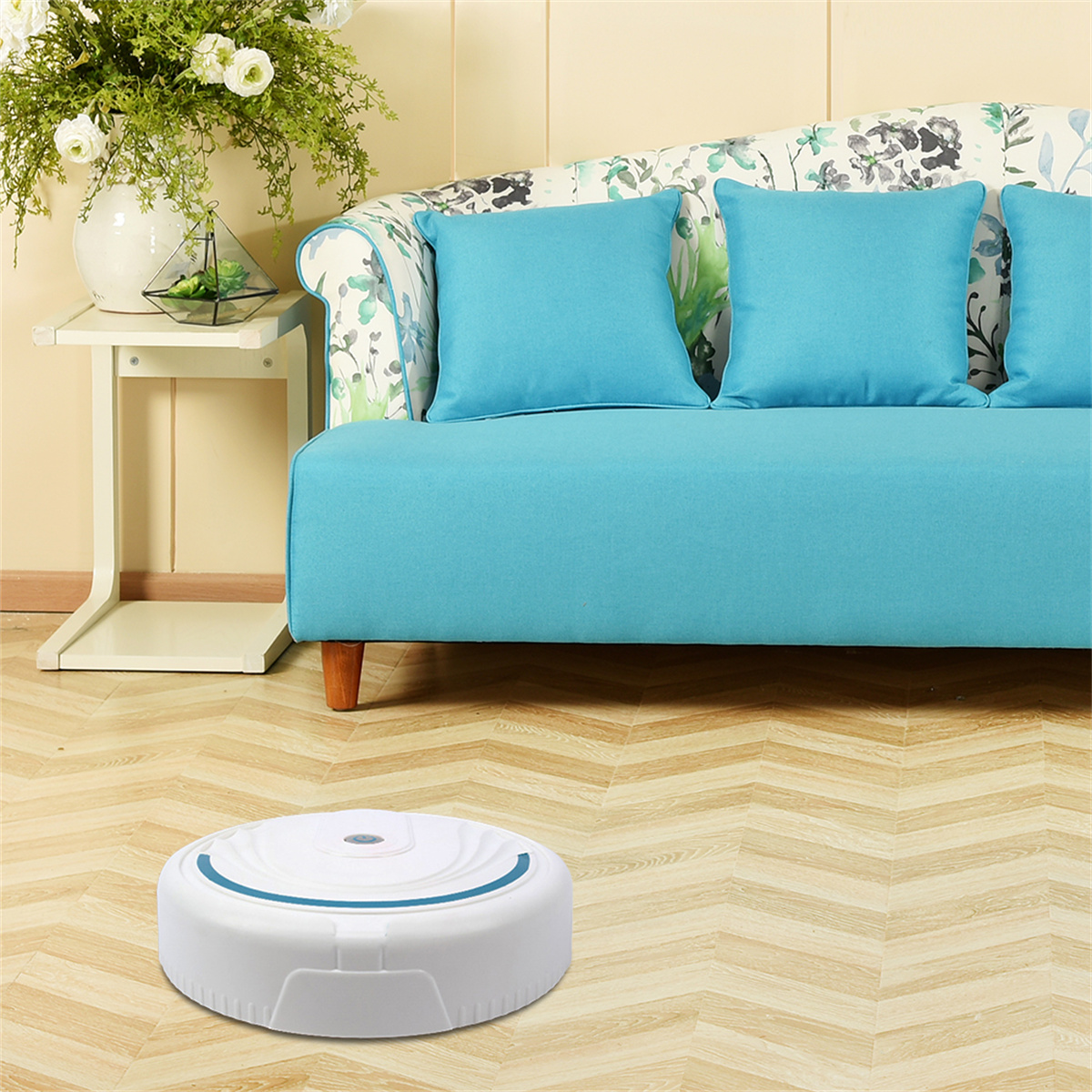 Ein weißer Roboter-Staubsauger auf einem Holzboden. Ein blaues Sofa und ein Beistelltisch befinden sich im Hintergrund.