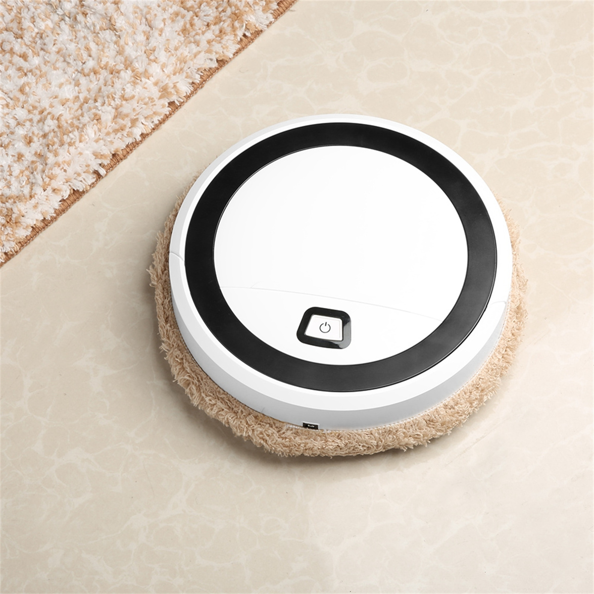 Weiß-schwarzer Roboter-Staubsauger auf einem beigefarbenen Teppich und Fliesenboden.