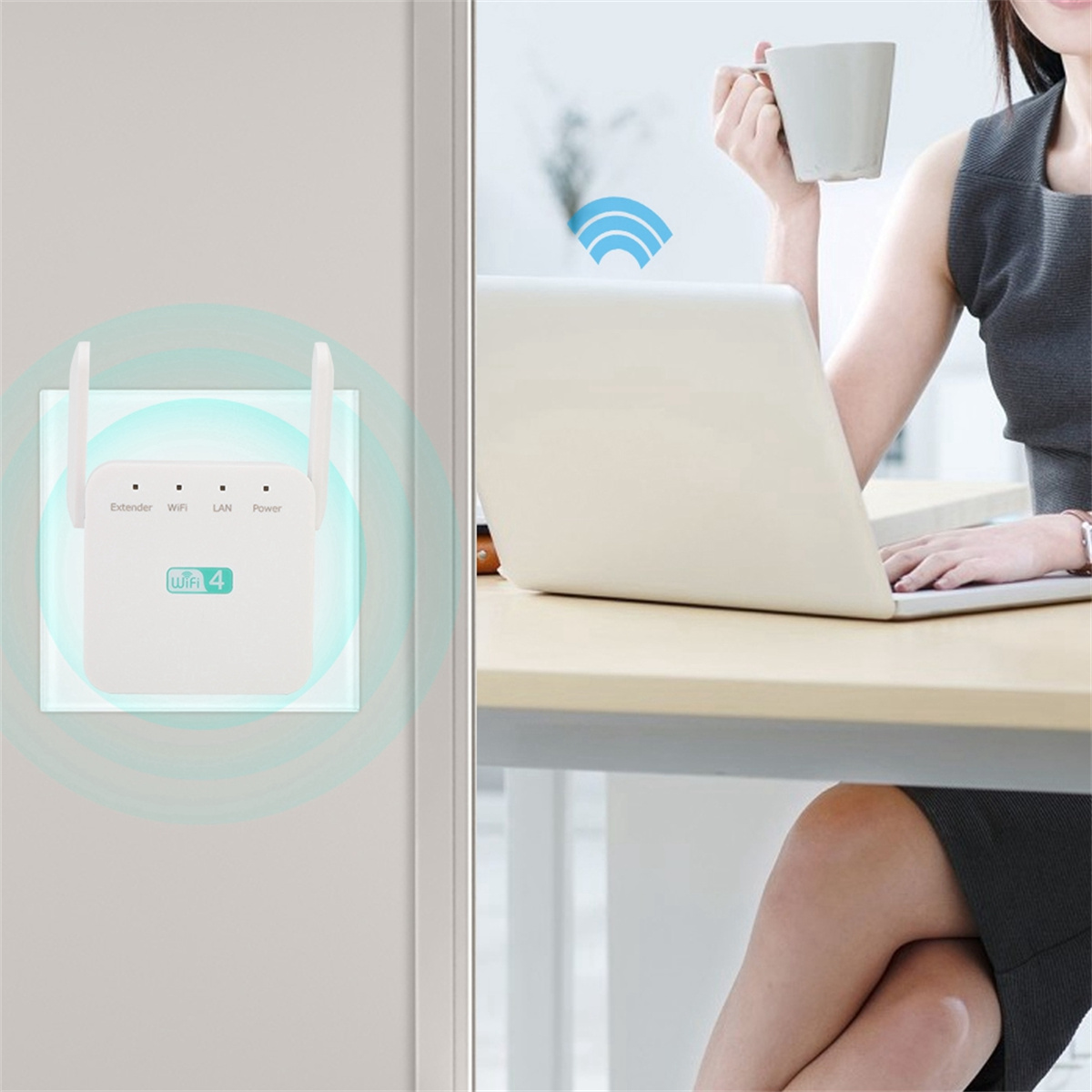 Ein weißer WLAN-Extender mit Antennen ist in eine Steckdose gesteckt. Eine Frau benutzt einen Laptop.