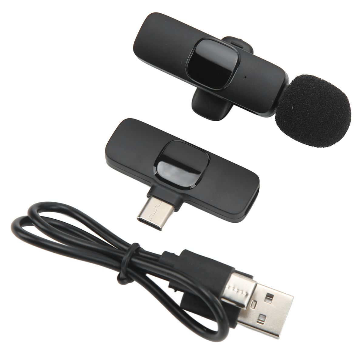 Zwei schwarze, drahtlose Mikrofone und ein Ladekabel auf weißem Hintergrund. Die Mikrofone sind klein.