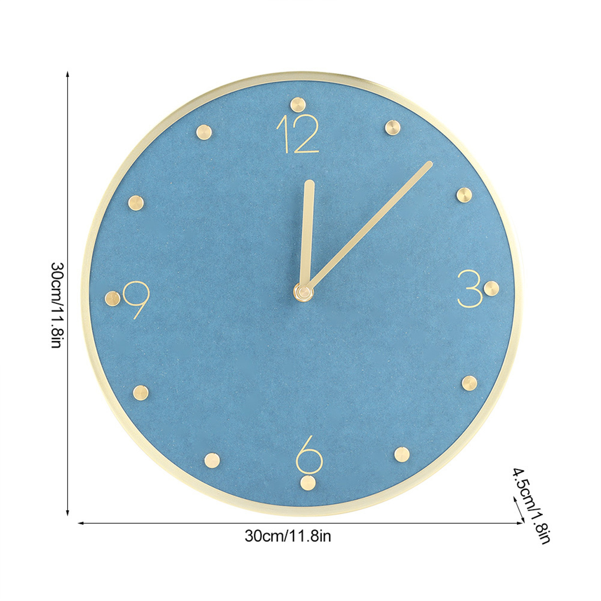 Eine runde blaue Wanduhr mit goldenen Akzenten, die die Zeit 12:06 anzeigt.