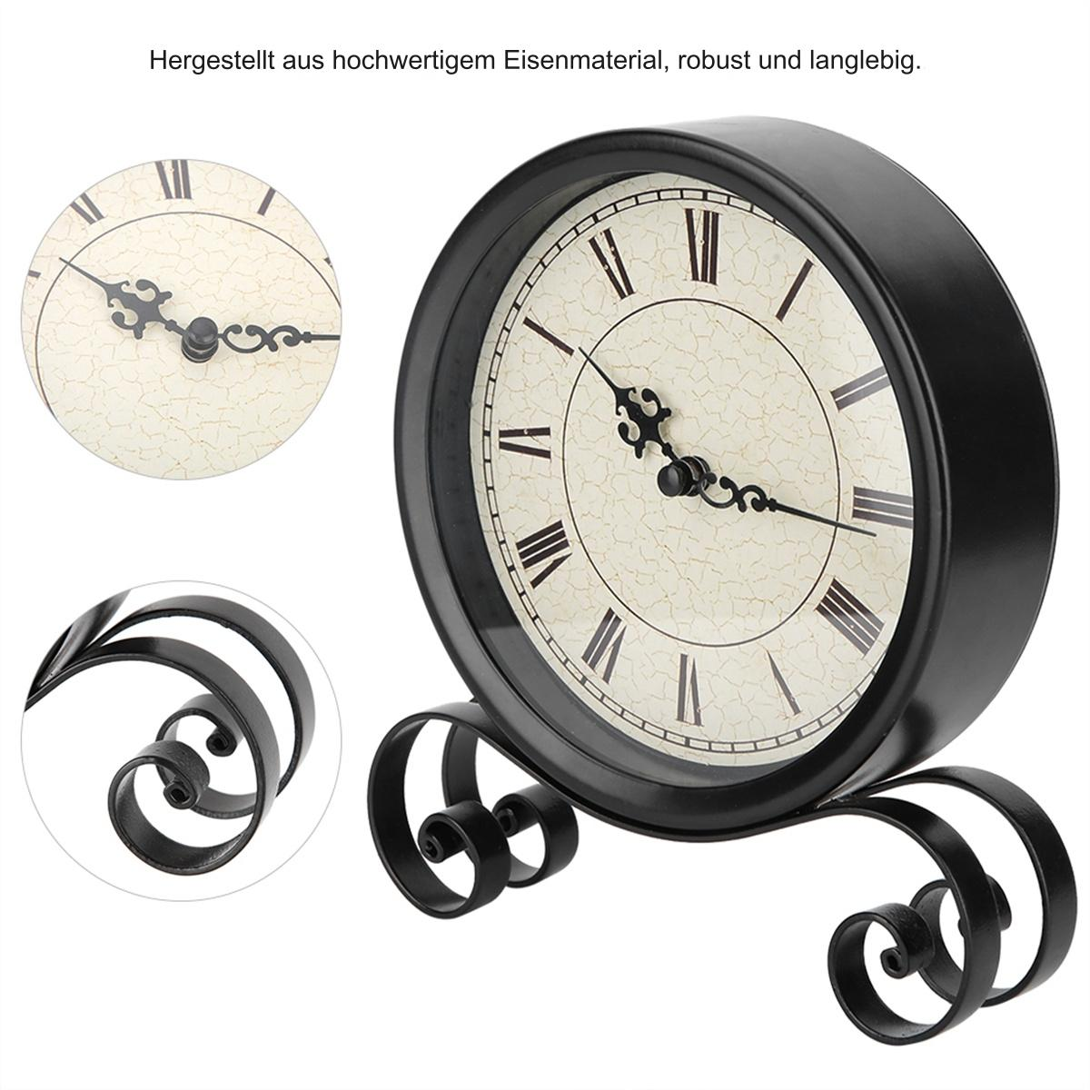 Eine schwarze Metalluhr mit römischen Ziffern, einem kleinen Uhrdetail und einem scrollartigen Sockel.