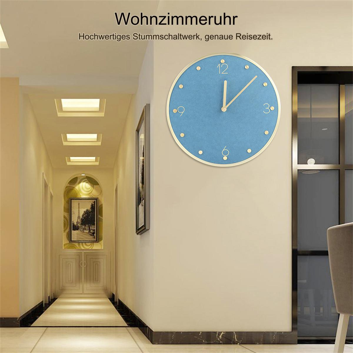 Blaue Uhr an einer beigefarbenen Wand in einem Flur, mit deutschem Text über der Uhr.