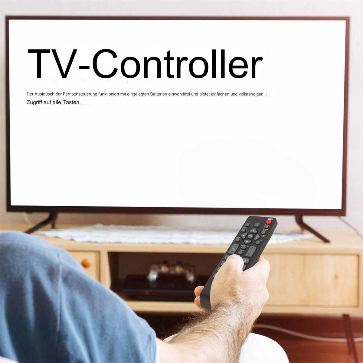 Eine Person, die eine TV-Fernbedienung hält. Der Fernsehbildschirm zeigt 'TV-Controller' und deutschen Text.