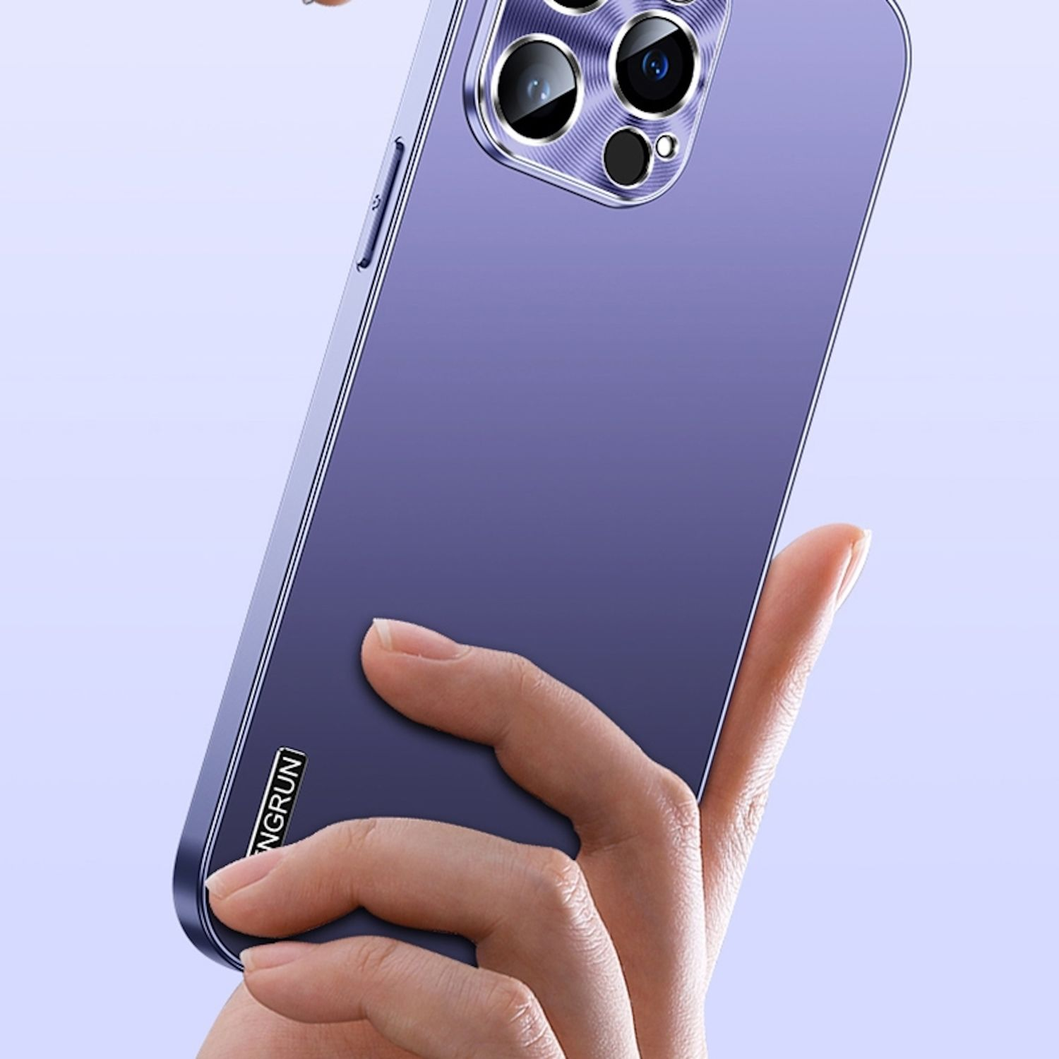 Lila Handyhülle auf einem lila Handy. Das Handy ist in der Hand und nah.