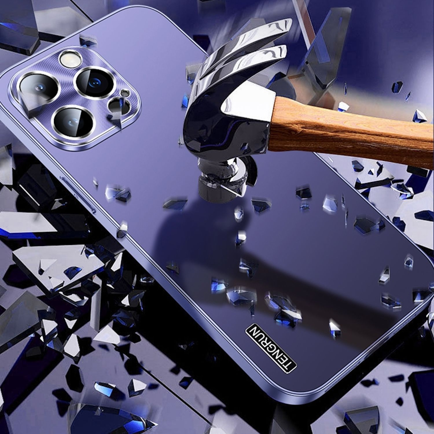 Ein Telefon mit blauem Rücken wird von einem Hammer getroffen. Das Glas zerbricht.