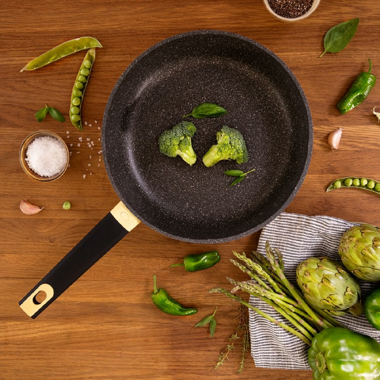 Antiaanbakpan met broccoli, asperges en andere groenten.
