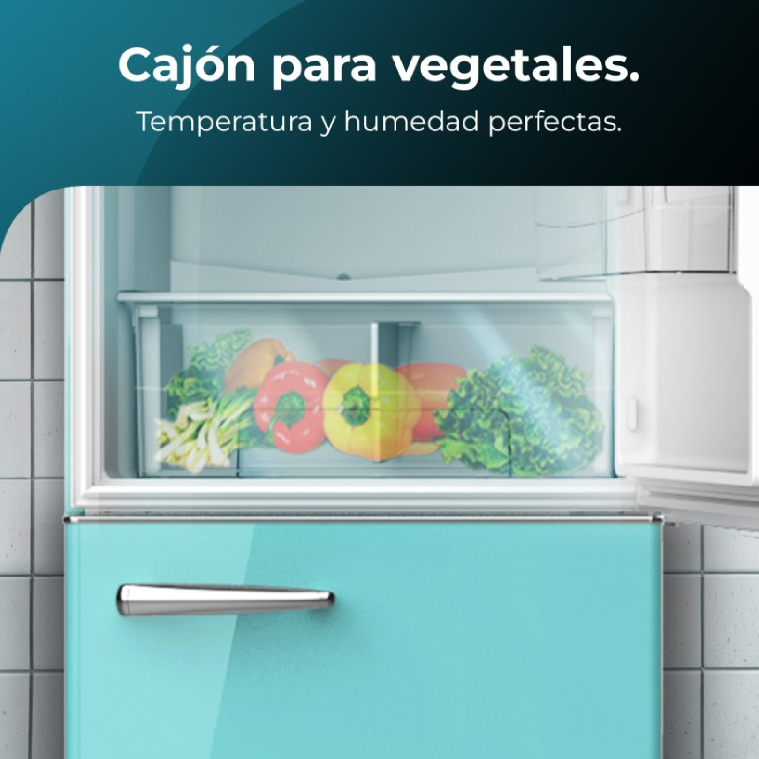 Cajón del refrigerador con verduras. Pimientos y otras verduras son visibles.