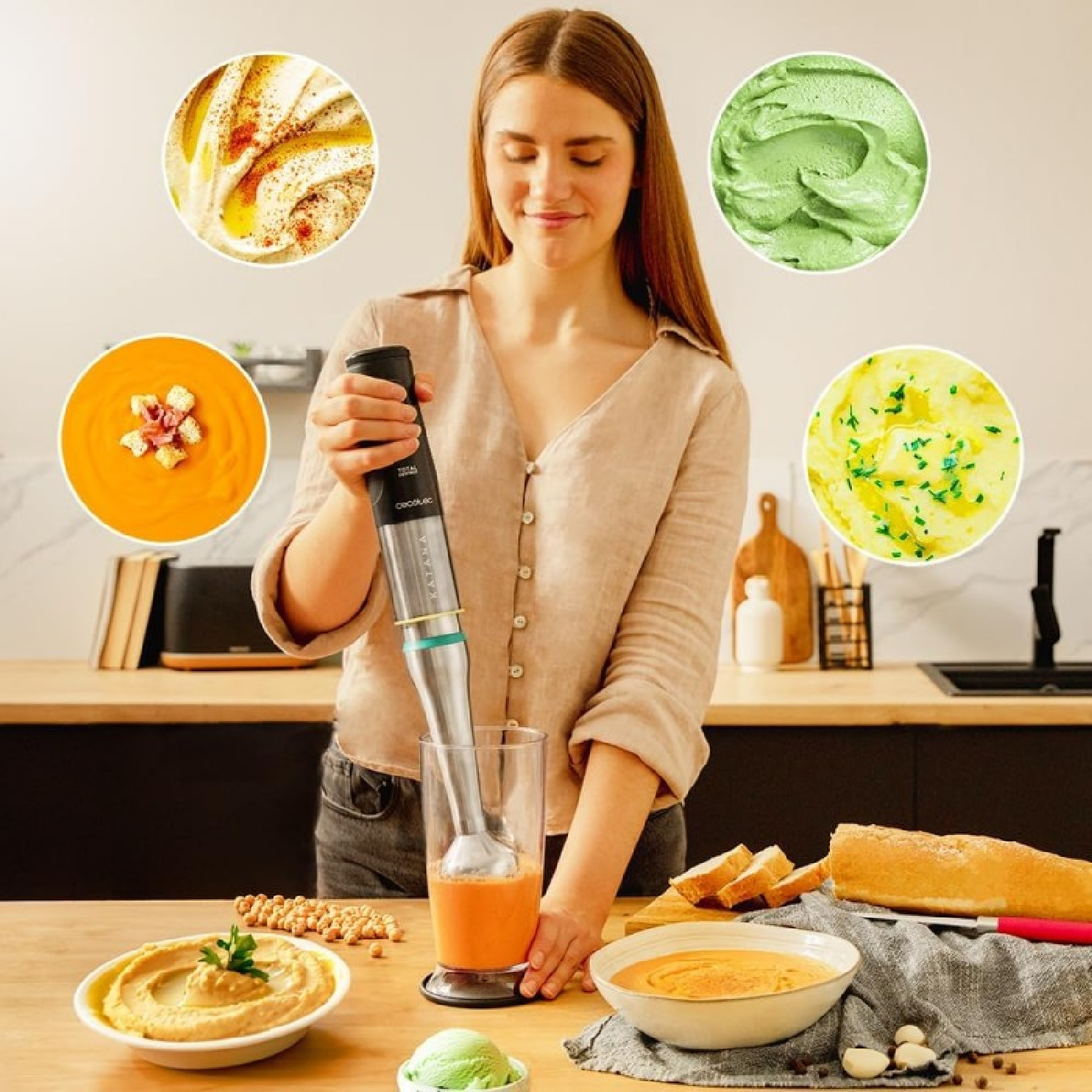 Kobieta używa blendera ręcznego. Wokół niej różne produkty spożywcze: zupa, hummus itp.