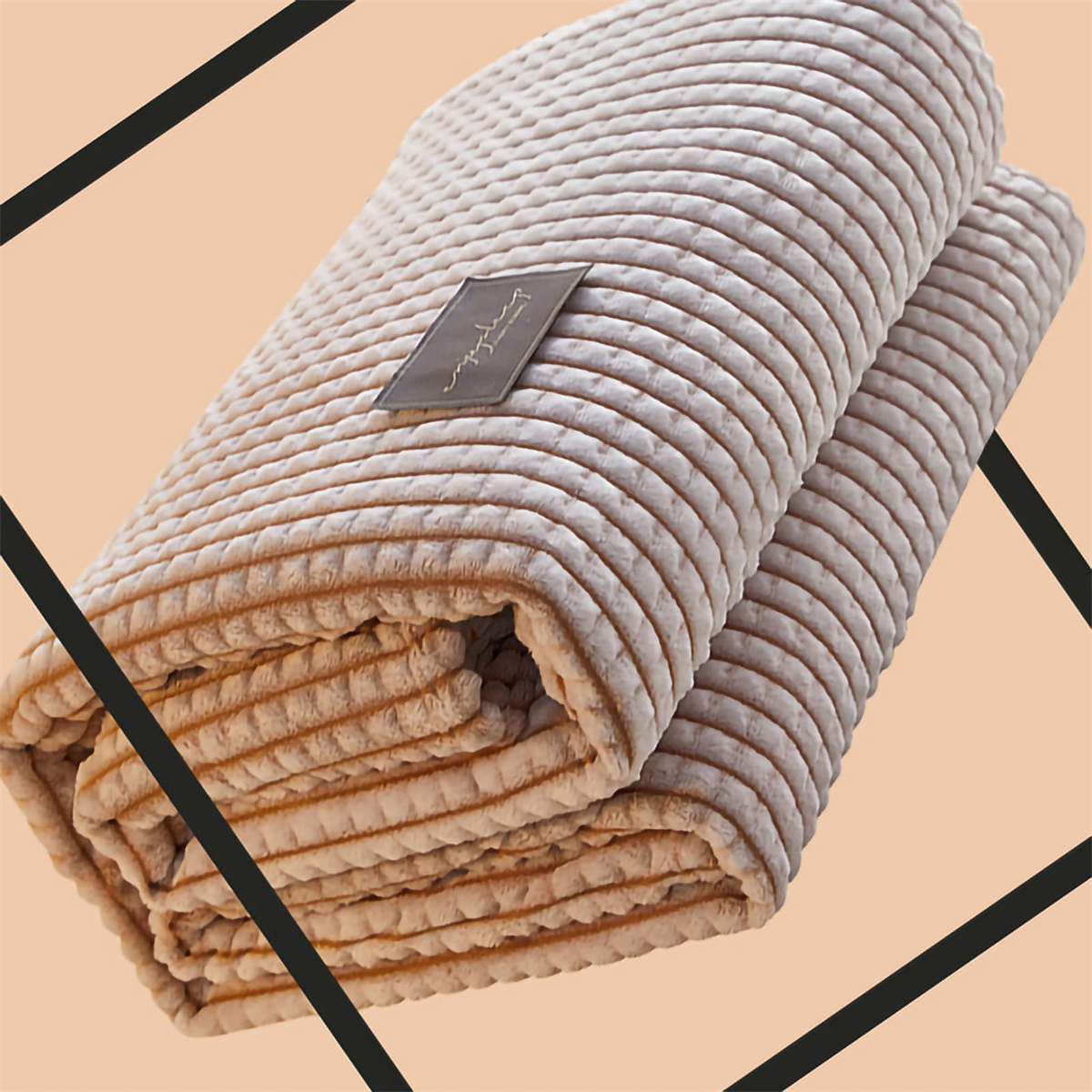 Eine gefaltete, beige Corddecke. Dunklerer Rahmen um die Ränder. Ein Etikett ist darauf.