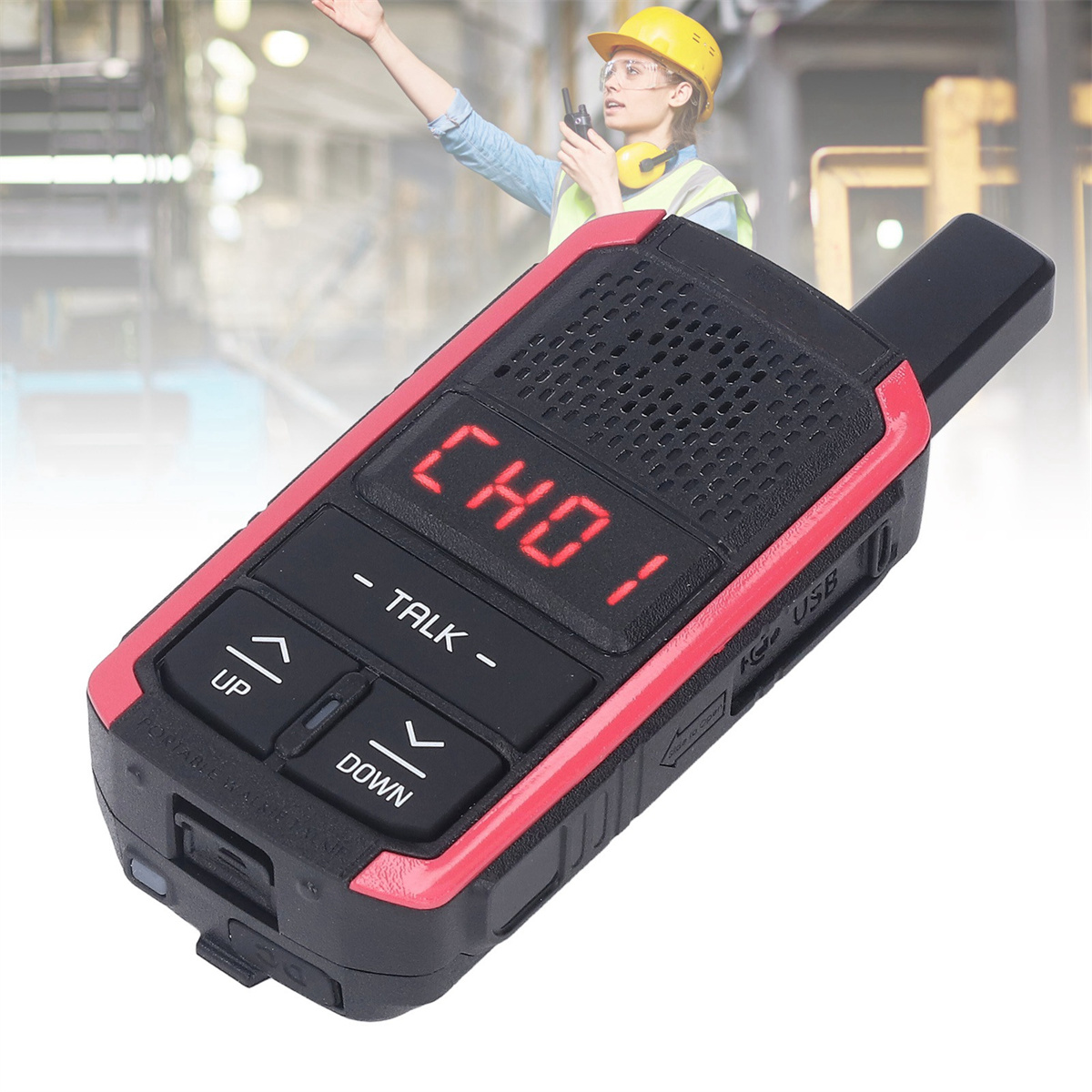 Rotes und schwarzes Walkie-Talkie, Frau im Hintergrund mit Helm.