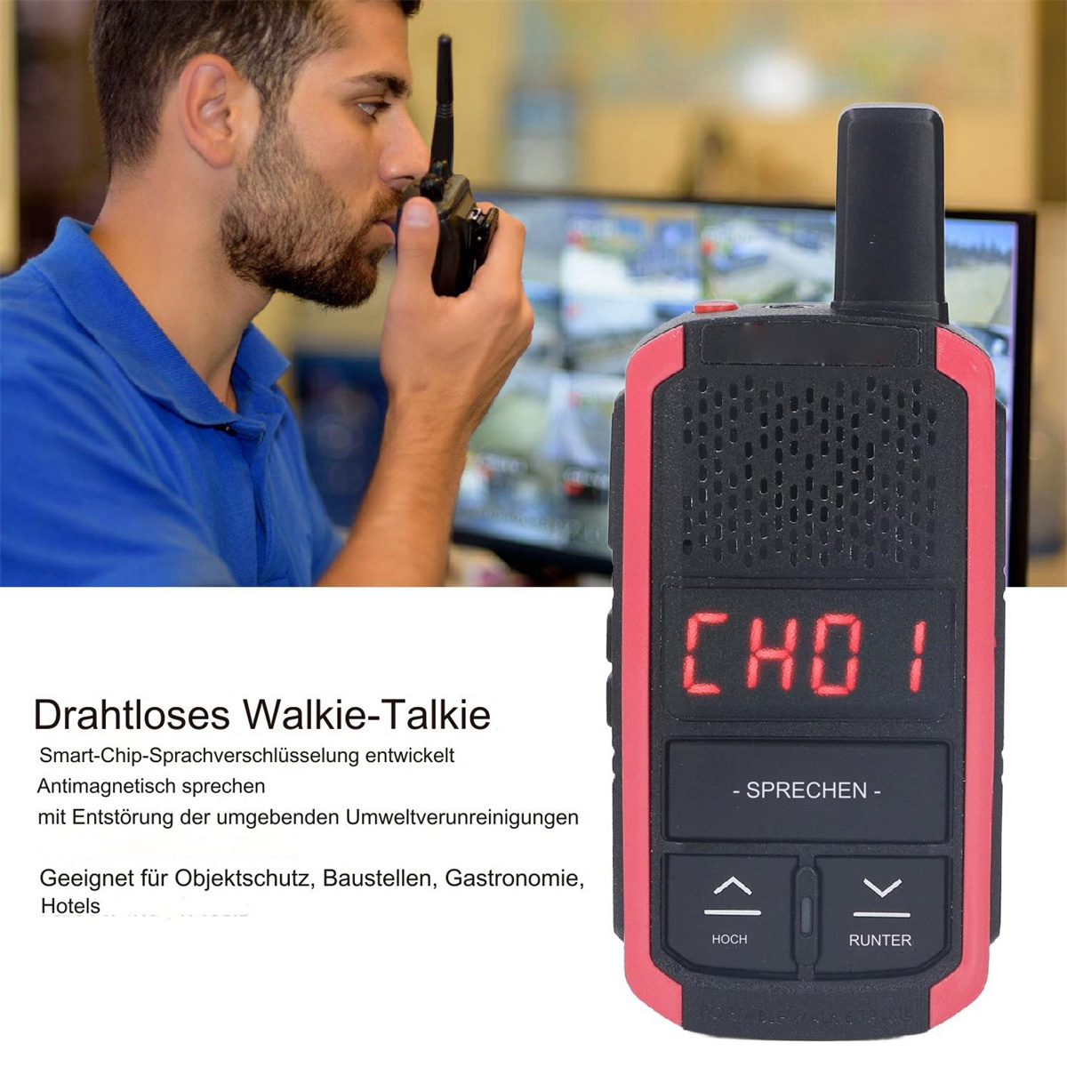 Ein Mann hält ein Walkie-Talkie, das Gerät ist rot und schwarz. Es hat einen Bildschirm mit CH01.