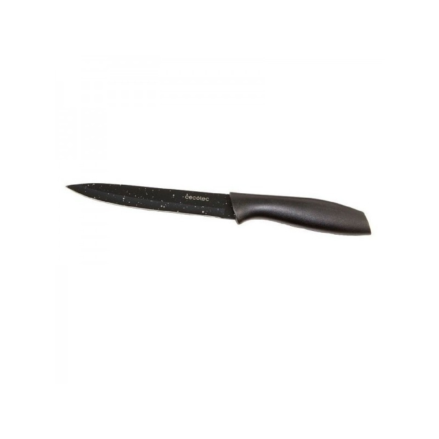 Cuchillo de cocina negro con una hoja moteada sobre fondo blanco. El mango es negro. Primer plano.