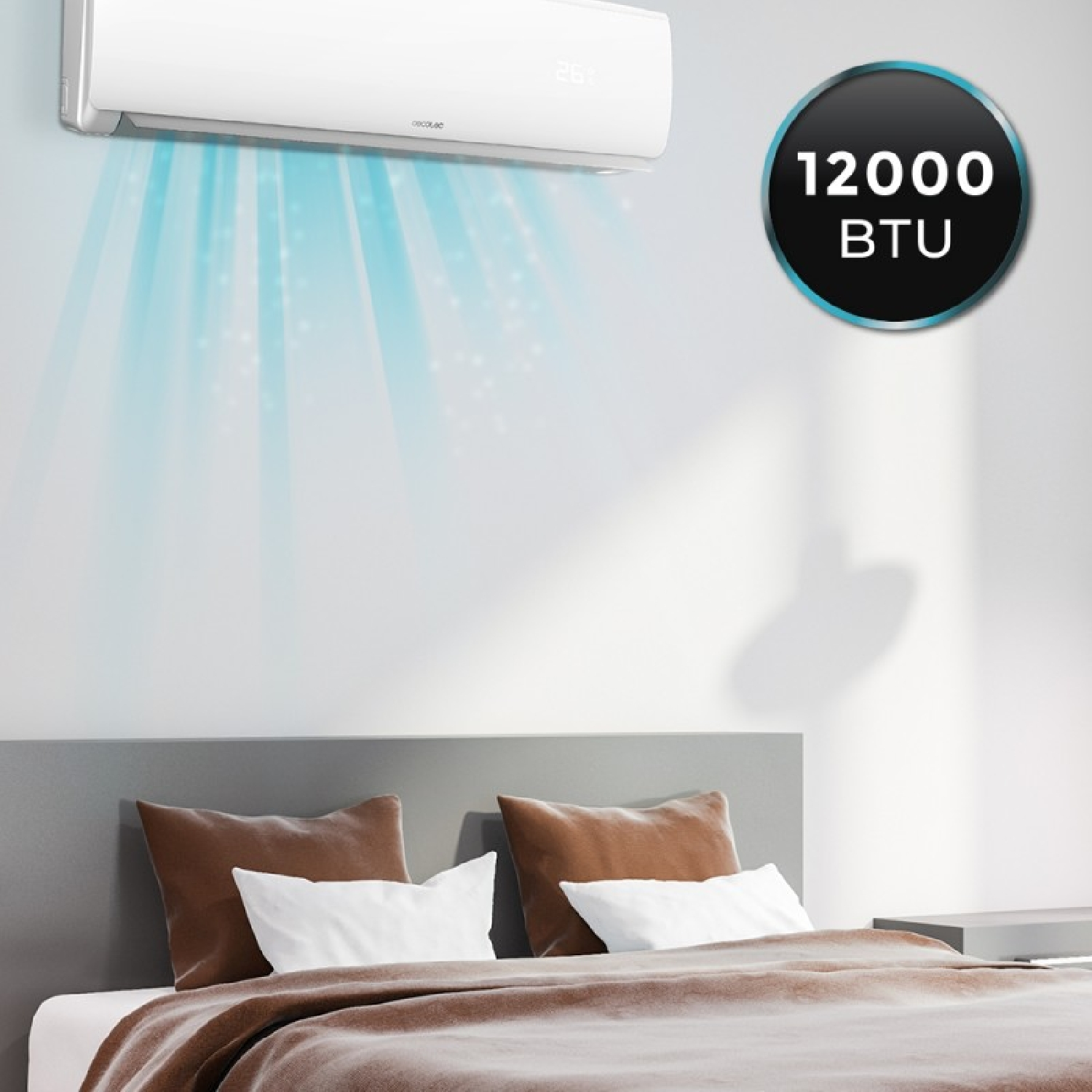 Condizionatore bianco sopra un letto. L'aria blu scende, con un'etichetta da 12000 BTU.