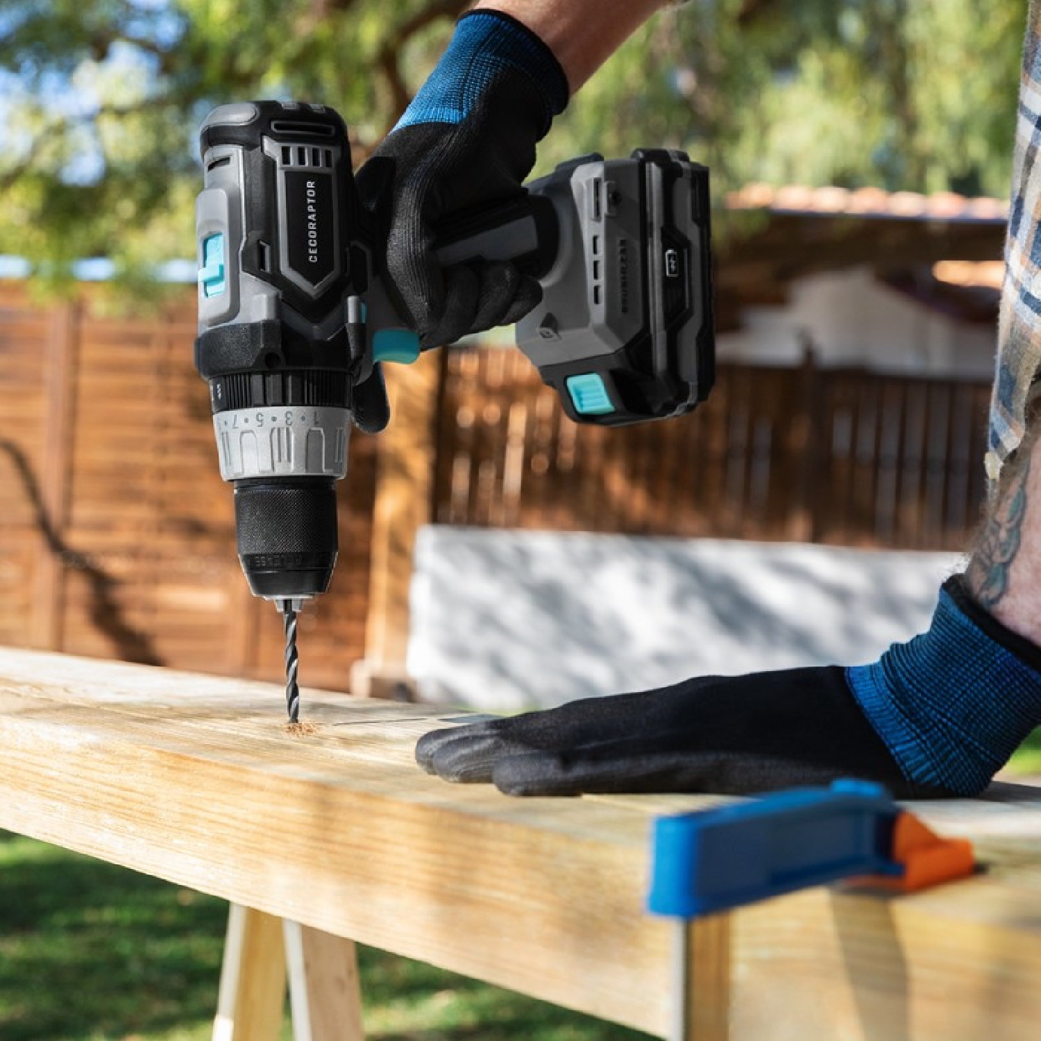 Osoba wierci w drewnie wiertarką akumulatorową. Wiertło robi dziurę.