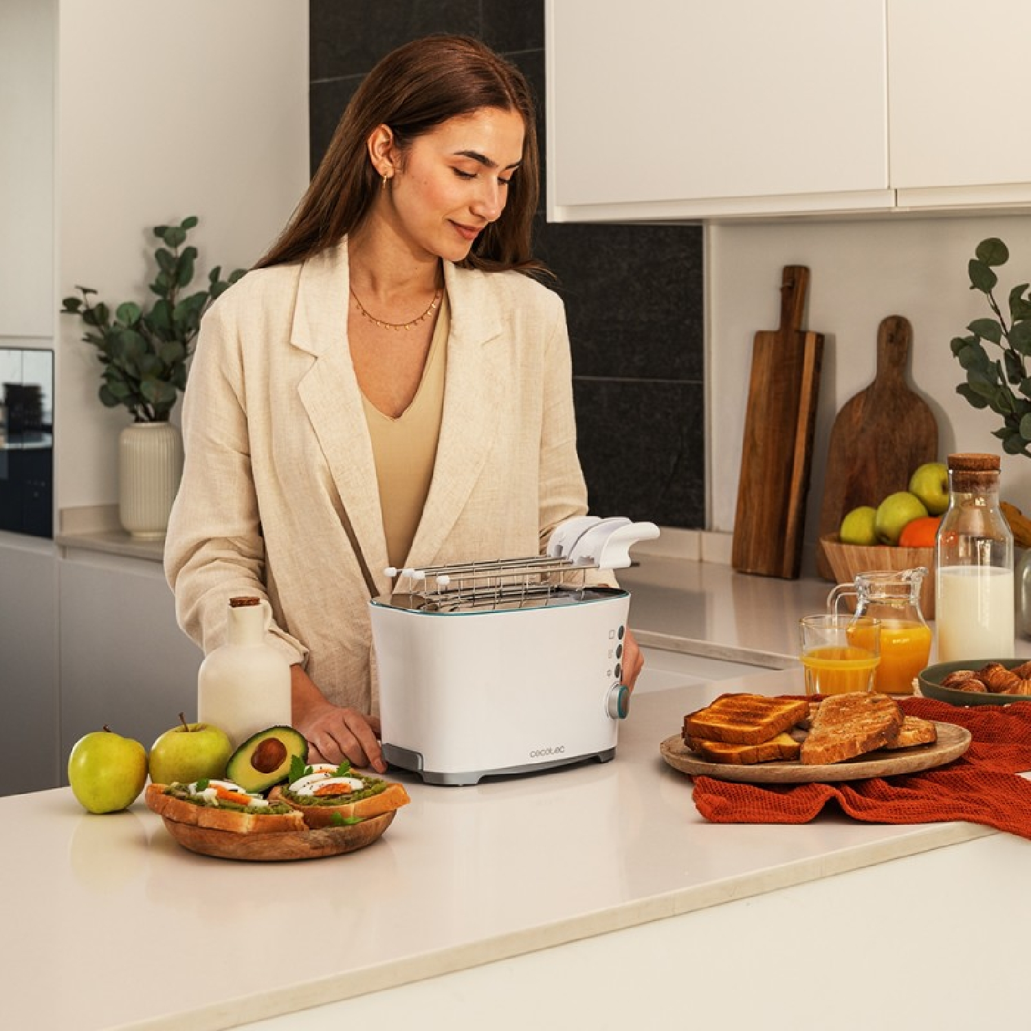 Donna con cibo e tostapane, ambiente cucina con pane, succo e altri oggetti.