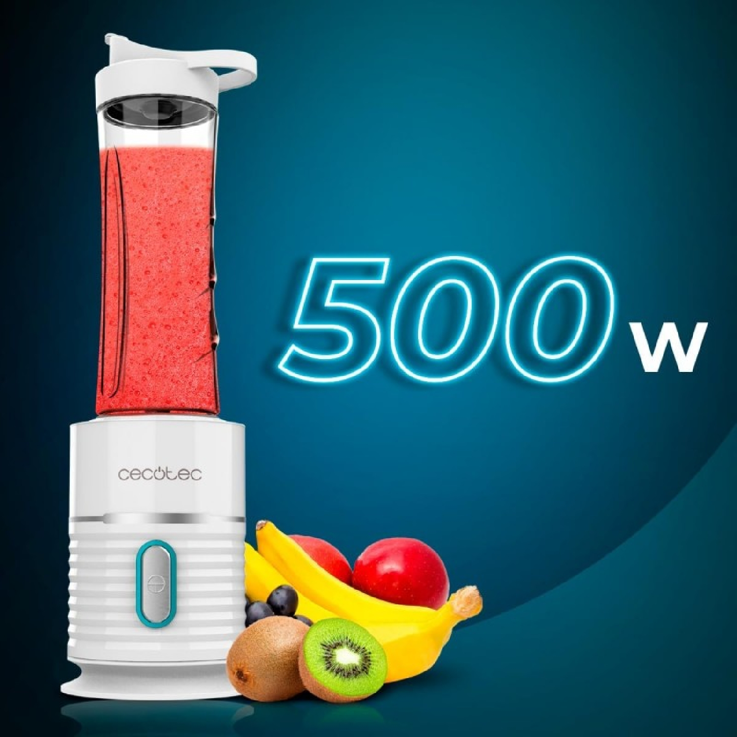 Un frullatore con frullato rosso, frutta e un grande cartello 500W è mostrato su sfondo blu.
