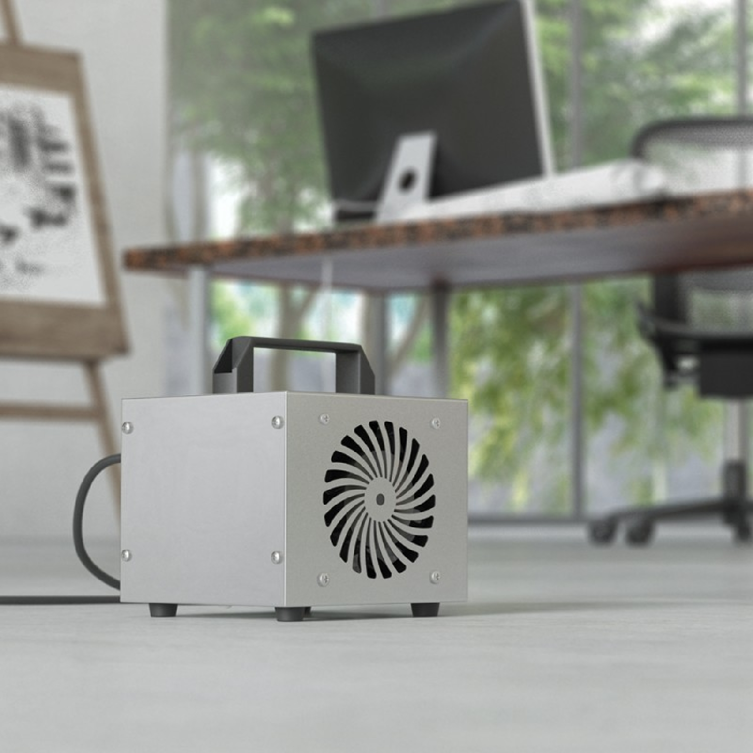 Purificador de aire plateado con diseño de ventilador y cable de alimentación en el suelo.
