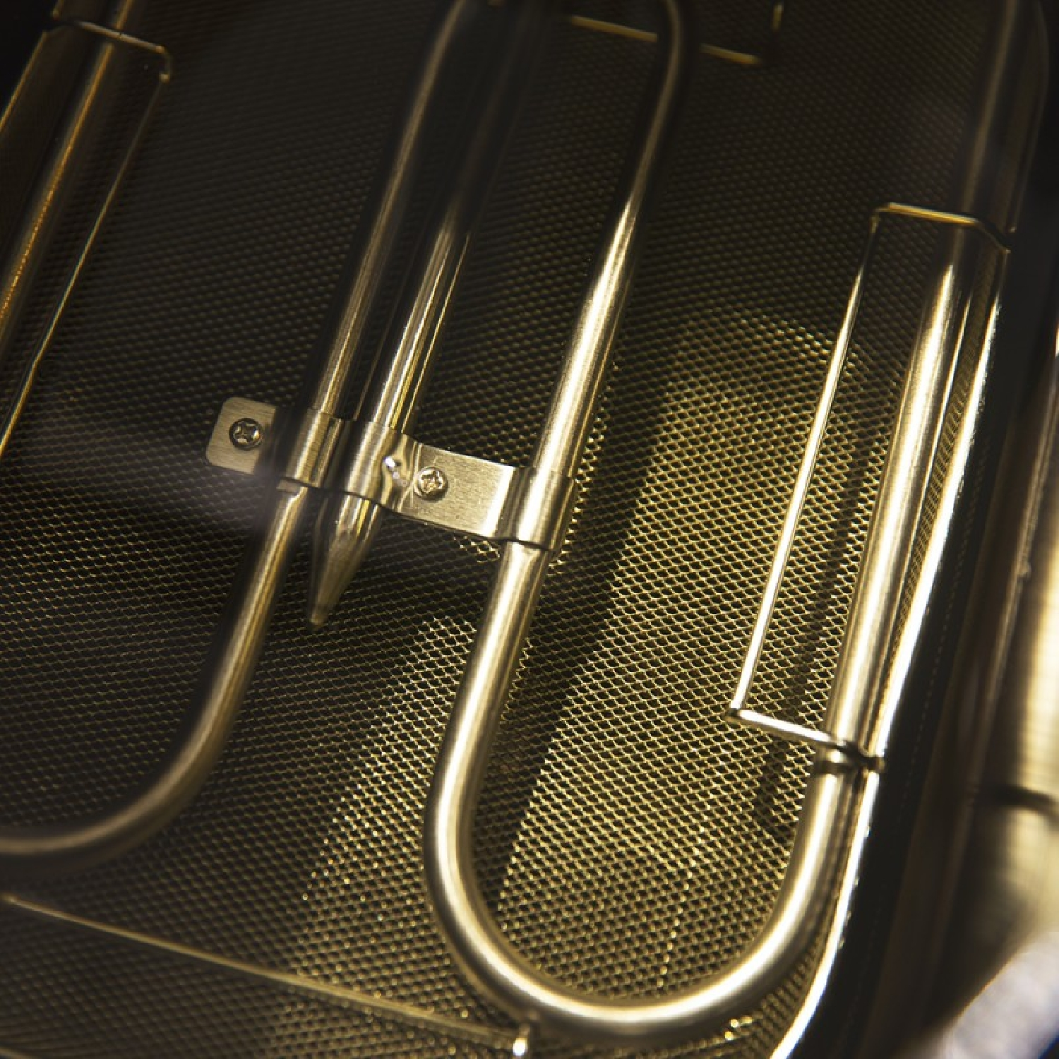 Wnętrze frytownicy. Widoczne elementy metalowe, z siatką na dole.