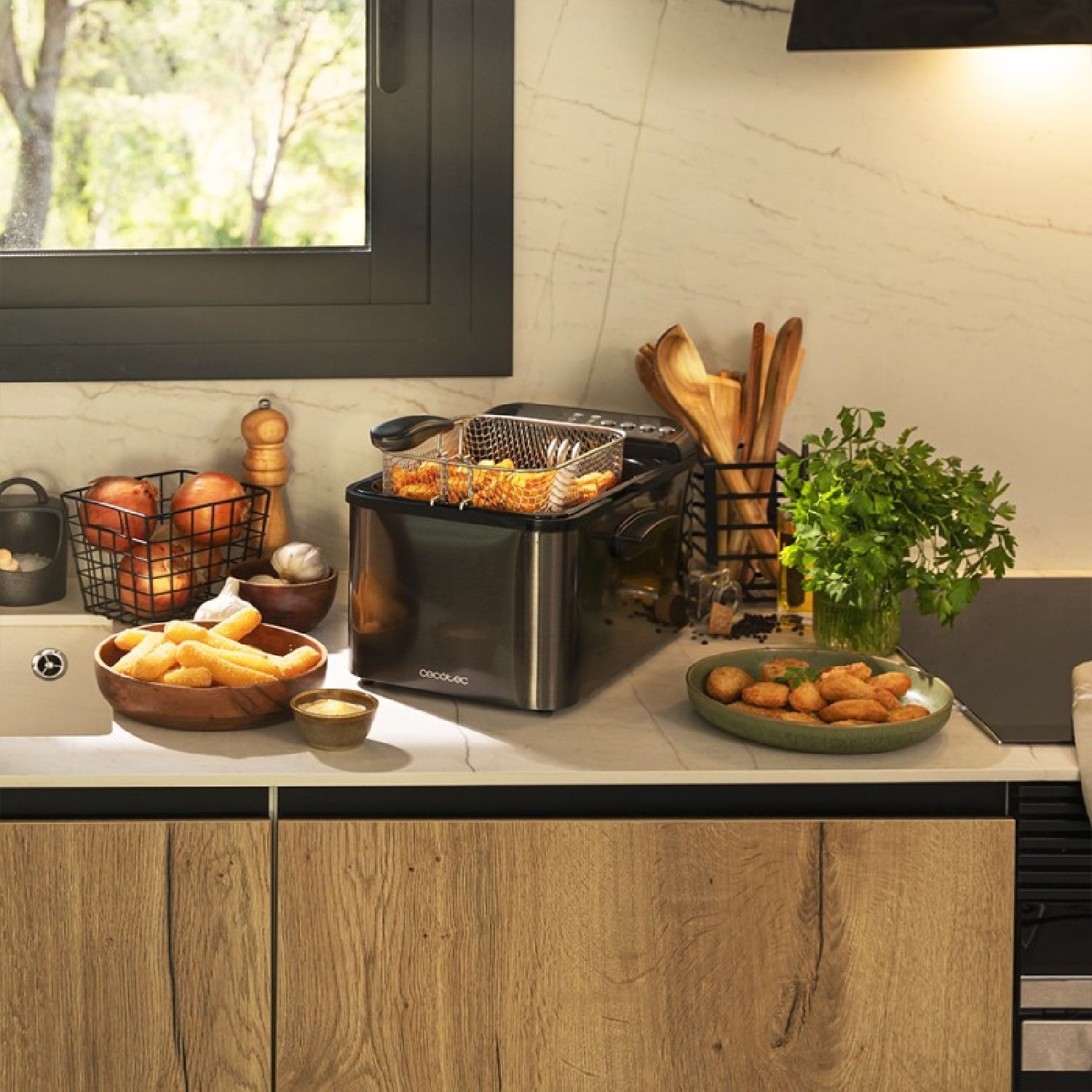 Scena kuchenna z frytownicą, jedzeniem i drewnianymi przyborami. Oświetlenie jest ciepłe i zachęcające.