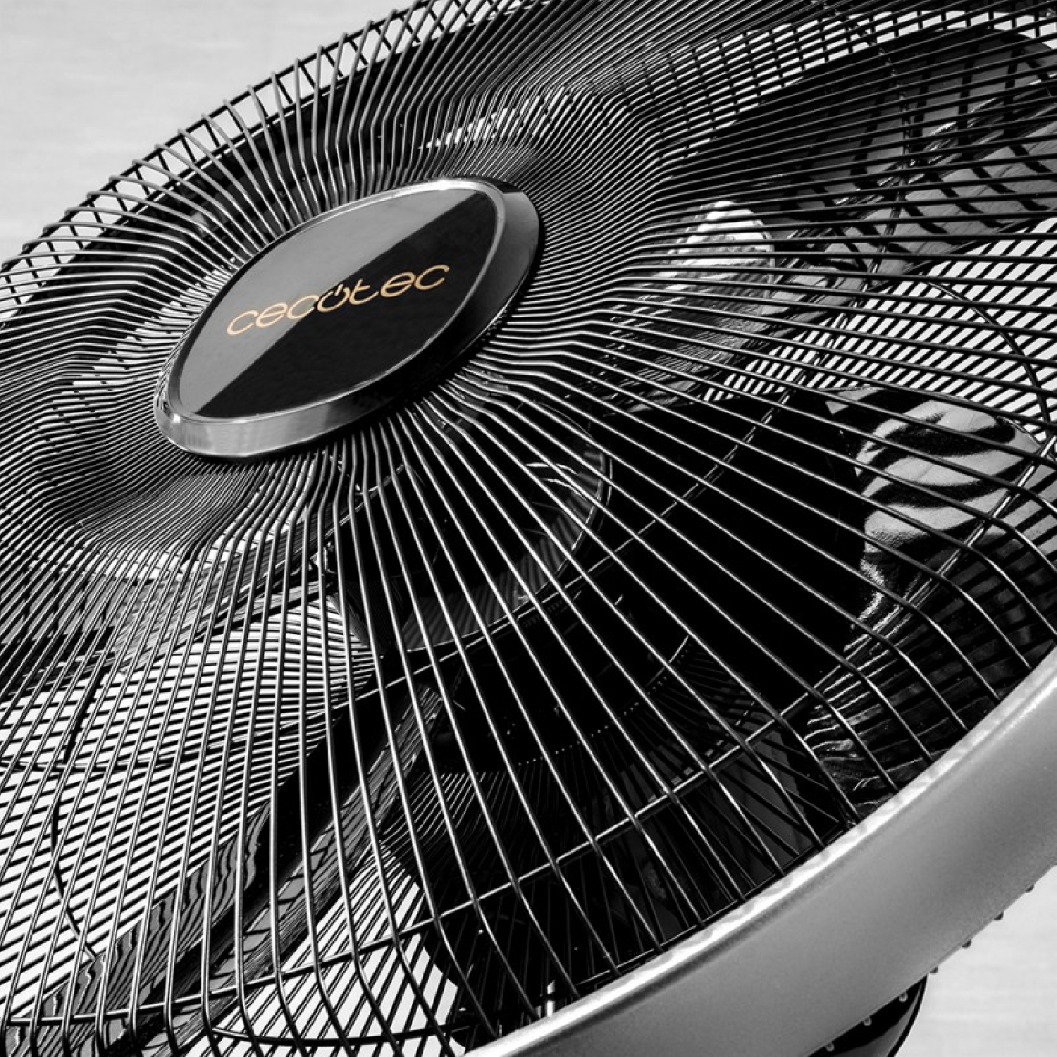 Czarny i srebrny wentylator. Wentylator jest w większości czarny i ma srebrne wykończenie.