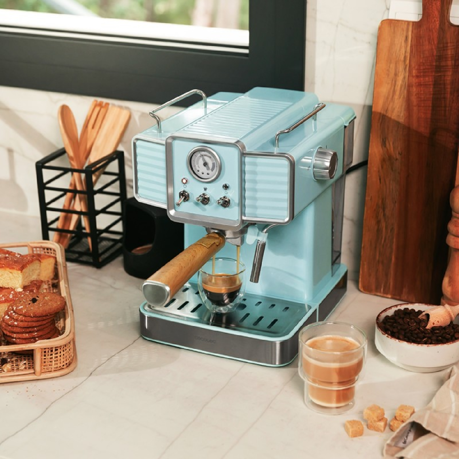 Eine hellblaue Espressomaschine mit Holzgriff, Kaffee wird in ein Glas gegossen.