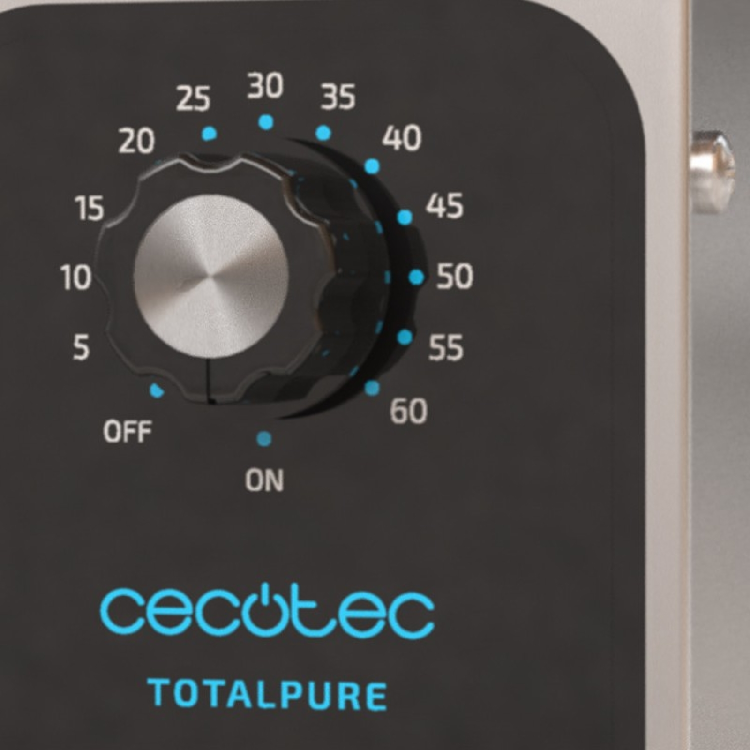 Temporizador negro con números y mando. Visible la palabra "cecotec".