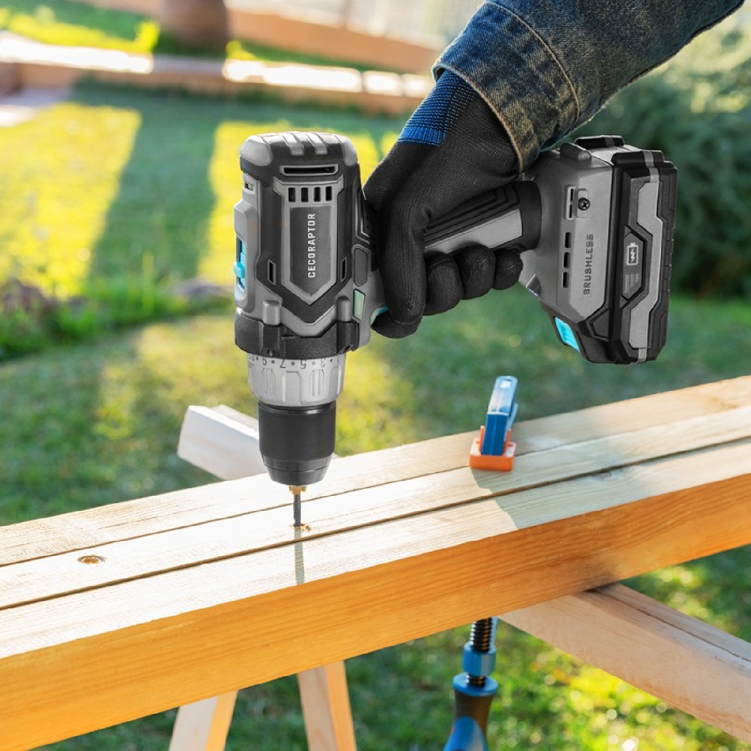 Wiertarka używana do wkręcania w drewnianą deskę. Ręka osoby trzyma ją.