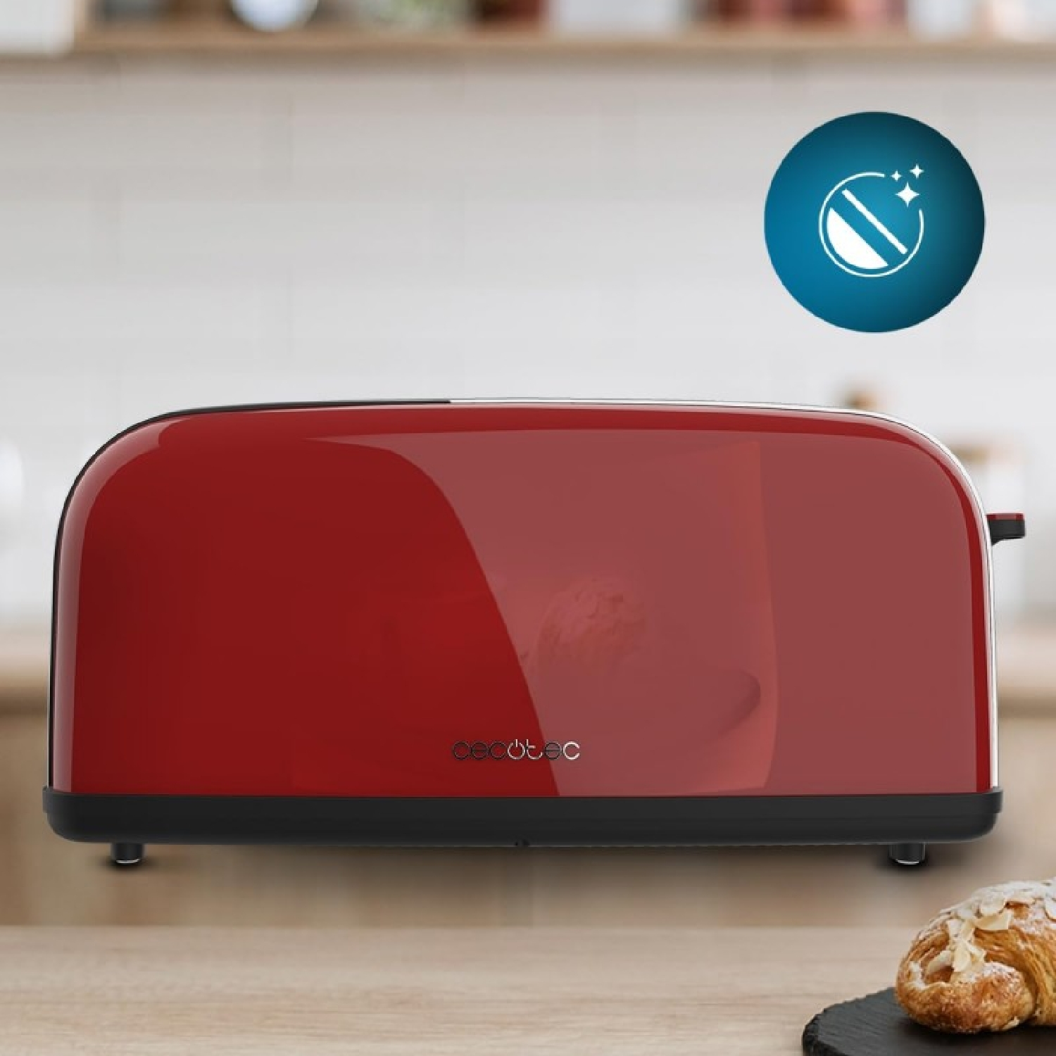 Tostapane rosso con quattro fessure. Un croissant è posto su un piatto nero.