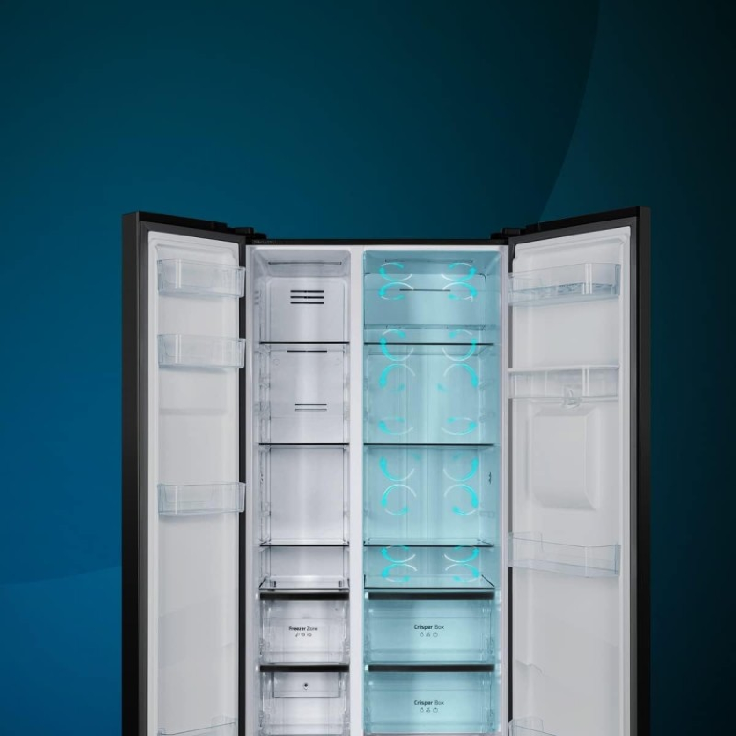Refrigerador con puertas abiertas, mostrando estantes, cajones e iluminación interna.