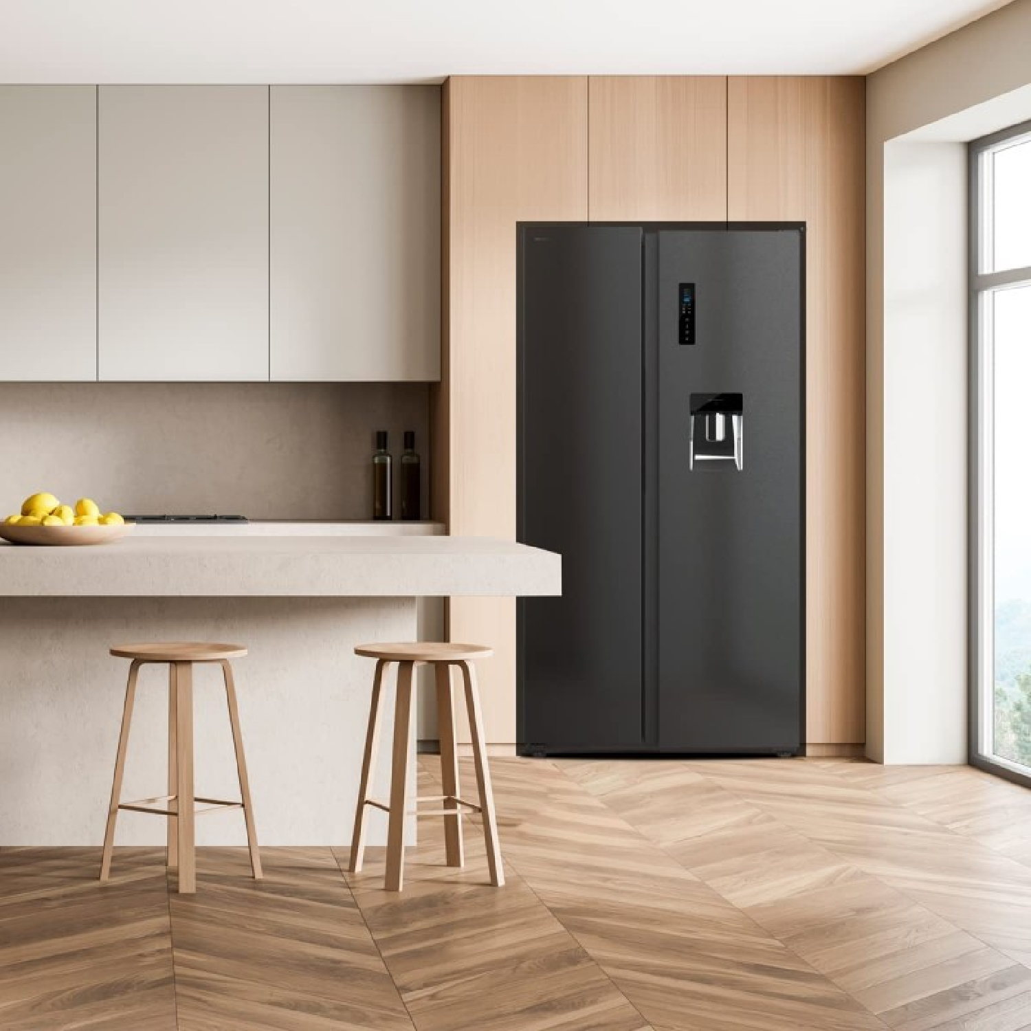 Cocina moderna con nevera negra. Suelos de madera y armarios claros.