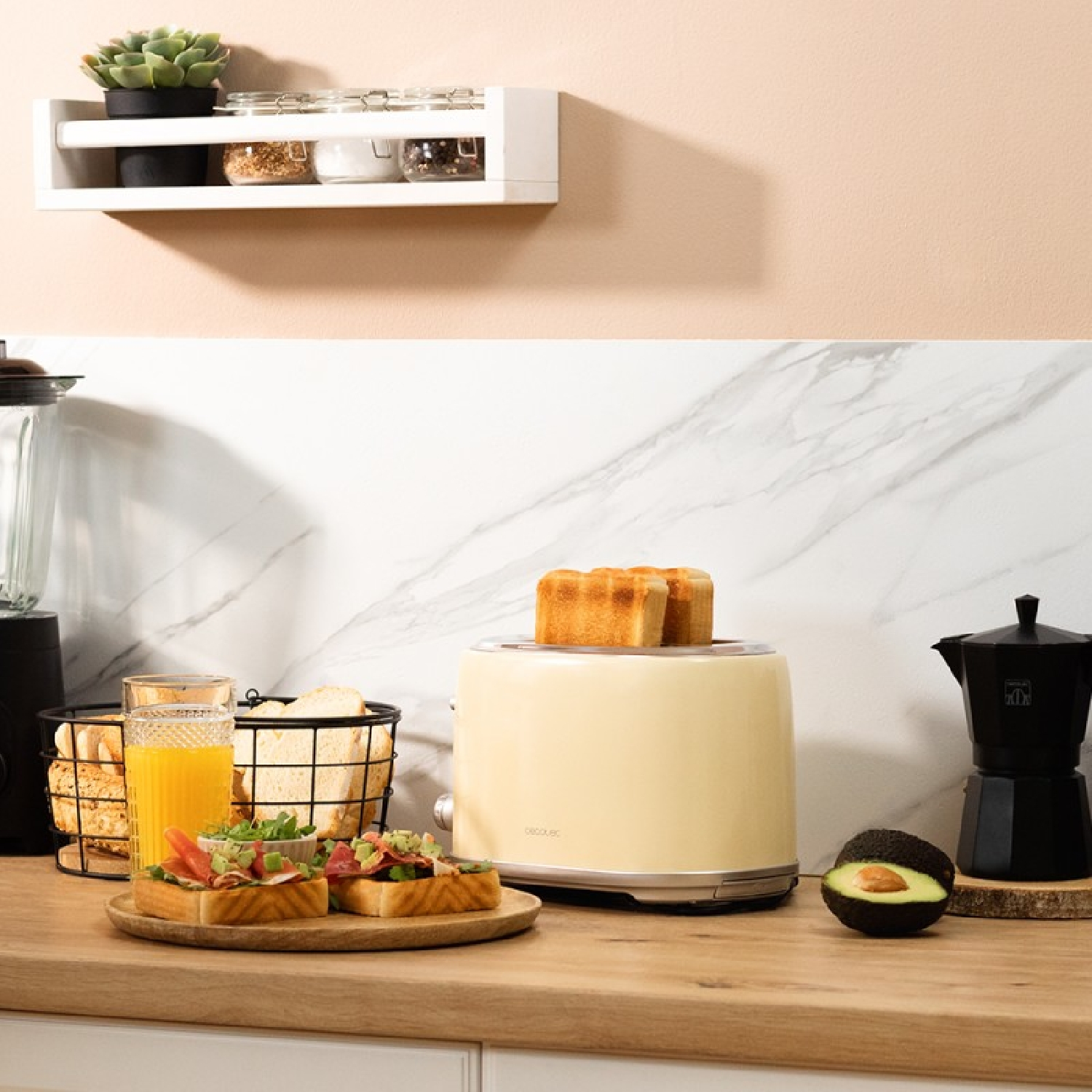 Scena kuchenna z tostami, awokado i ekspresem do kawy. Półka zawiera przyprawy i małą roślinę.