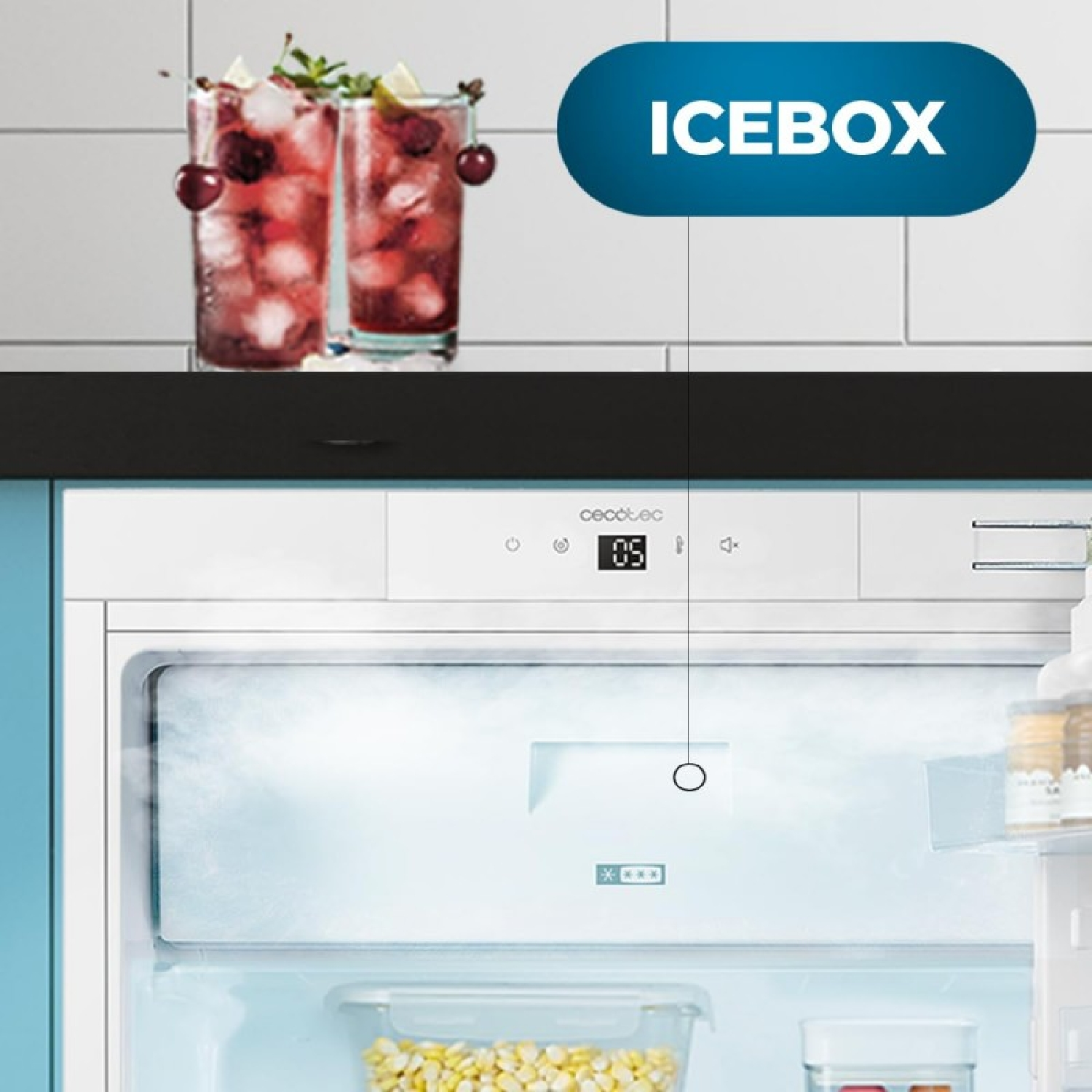 Dwa kieliszki z czerwonymi napojami i wiśniami, z napisem icebox w tle.