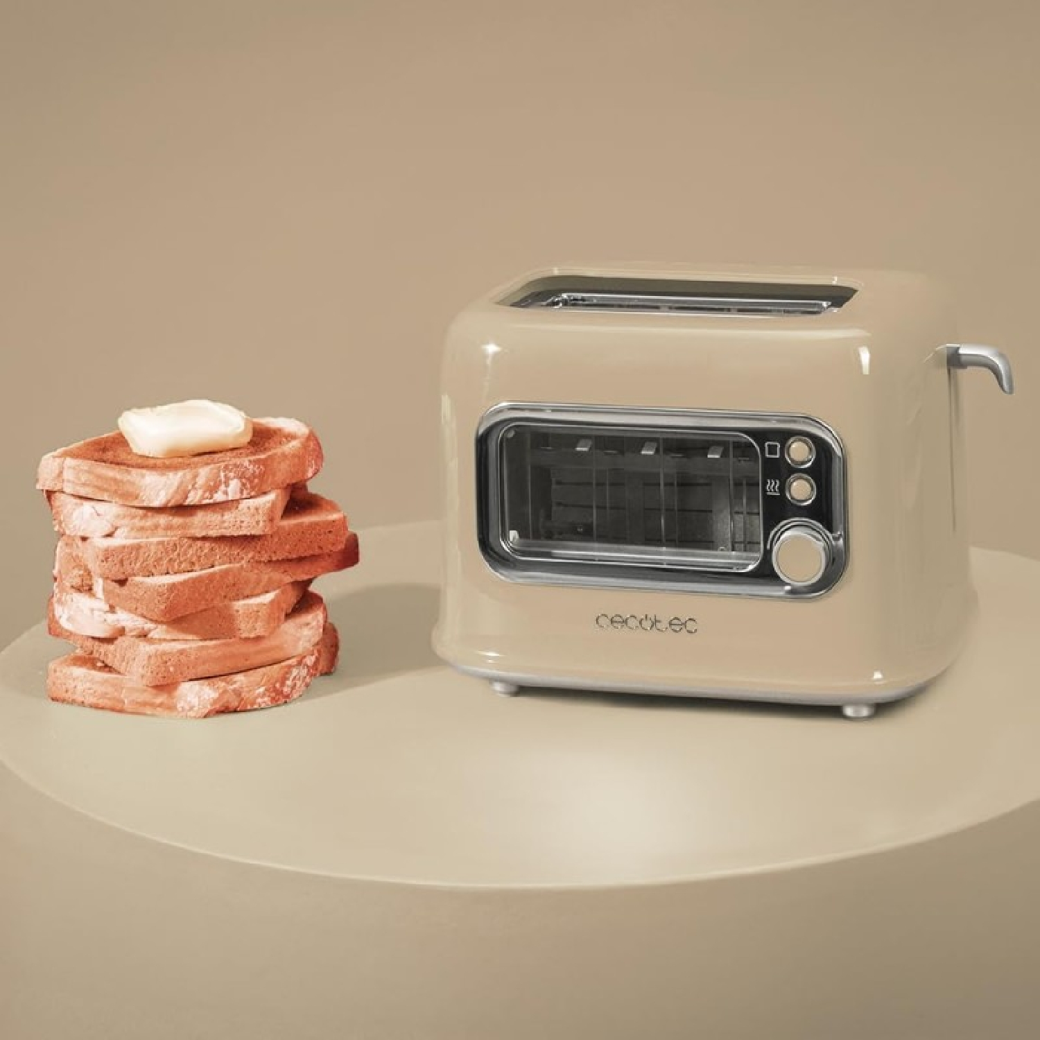 Ein beiger Toaster mit getoastetem Brot und Butter auf einer hellen Oberfläche.